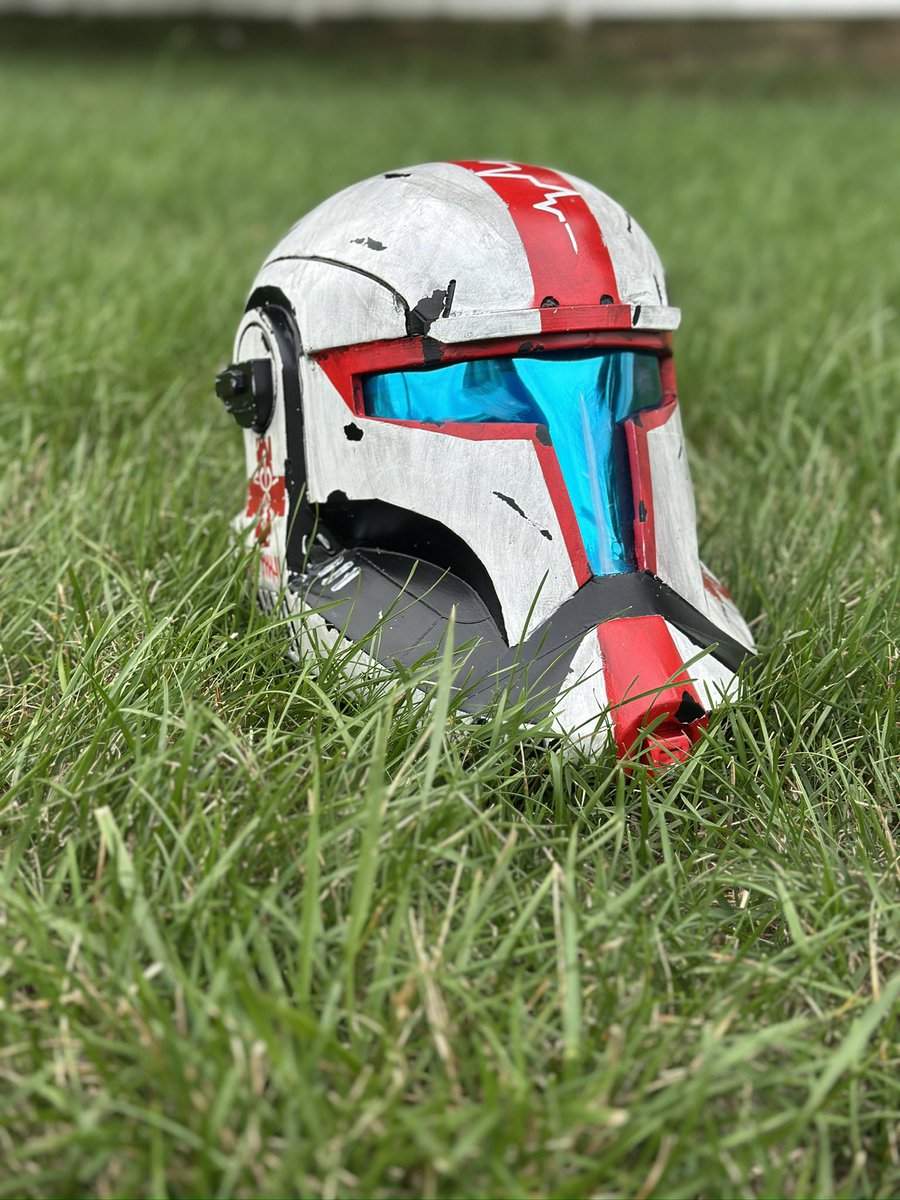 ApollosForge's tweet photo. Finished my Republic Commando helmet! Gave it a medic theme and I couldn’t be happier https://t.co/WiN16qi2gn