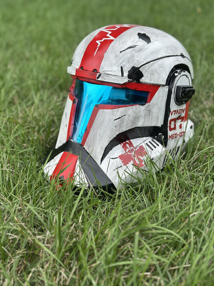ApollosForge's tweet photo. Finished my Republic Commando helmet! Gave it a medic theme and I couldn’t be happier https://t.co/WiN16qi2gn