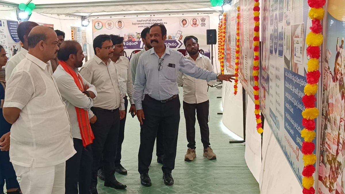 CBCANDHRA's tweet photo. సీబీసీ నిర్వహించిన చిత్ర ప్రదర్శనలో డైరెక్టర్ జి. సురేష్ కుమార్, అసిస్టెంట్ డైరెక్టర్ ఆర్. రమేష్ చంద్రతో పాటు సీబీసీ, పీఐబీ అధికారులు పాల్గొన్నారు.
#CBC #ICOP #12YearsOfSeva https://t.co/ISUPuBS8x7