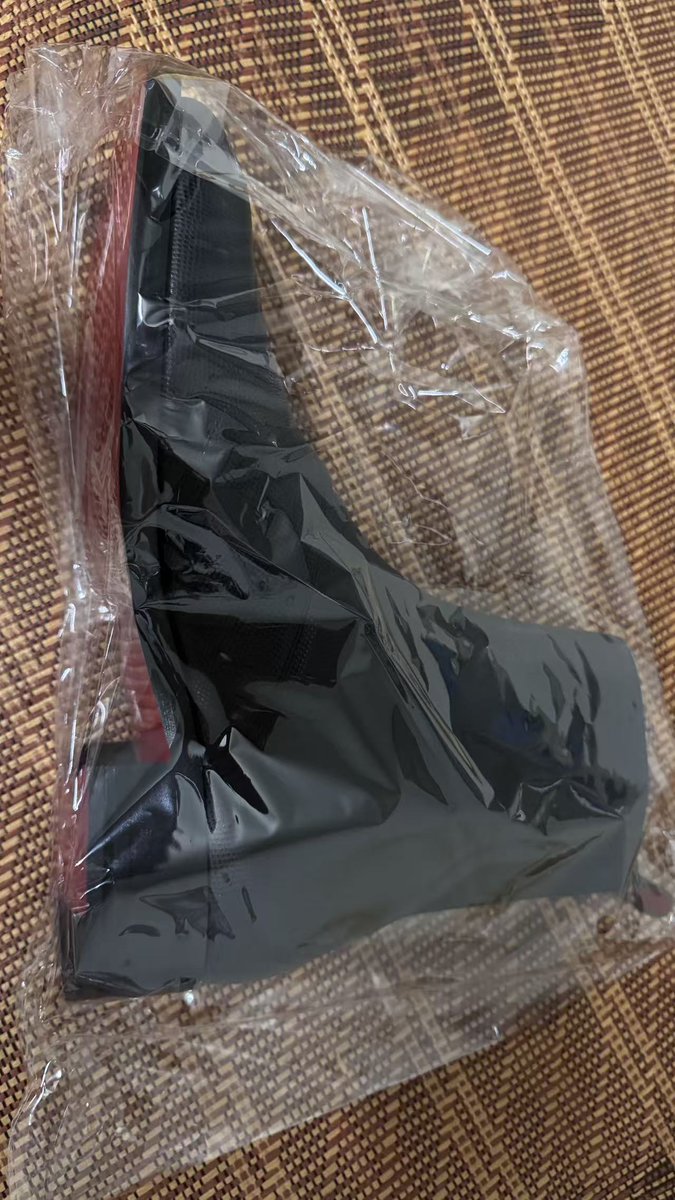 prometheus_lee's tweet photo. 没有花钱的不是。用二分之一的鞋钱来贴底，我是多么爱惜这靴子啊？@LouboutinWorld 请品牌方考虑一下，请我当代言人。 https://t.co/AJunENjeWC