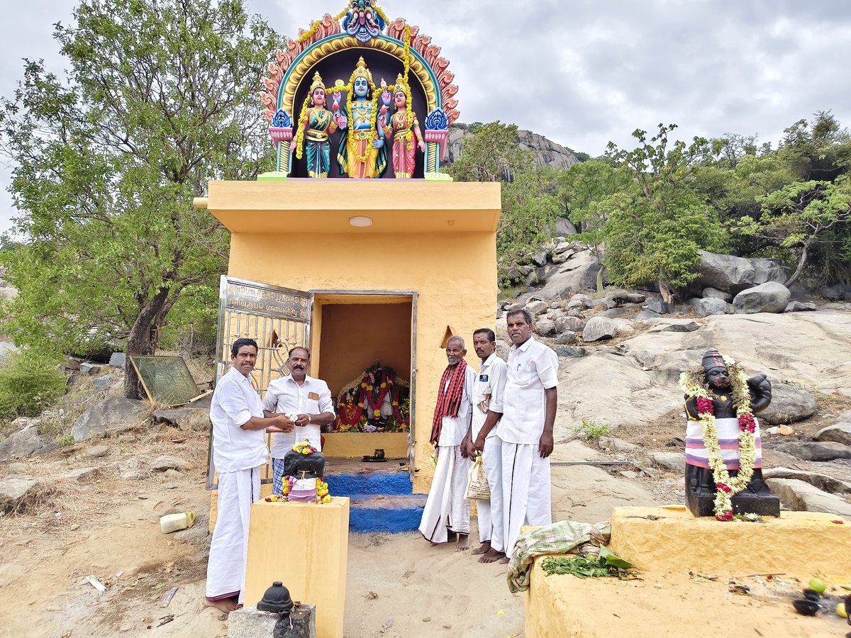 rvijayakumardmk's tweet photo. #விழுப்புரம் மாவட்டம், #செஞ்சி ஒன்றியம், புதுப்பாளையம் சஞ்சீவி மலைமீது அமைந்துள்ள ஶ்ரீ விஷ்ணு துர்க்கையம்மன் ஆலய குடமுழுக்கு விழாவில் கலந்துகொண்டபோது,
உடன் கழக நிர்வாகிகள்.
@mkstalin @Udhaystalin @arivalayam #Gingee #DMK #GingeeDMK https://t.co/cIY4EI8qyI