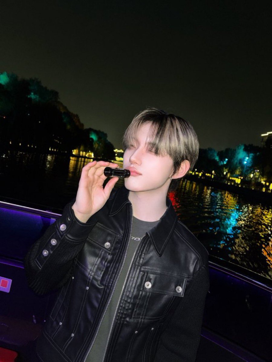 ehaemx's tweet photo. 경배좋아하고나서 처음저장한사진들인데 두사진 다 입술한바가지인거뿜 https://t.co/x9jILYcGRv