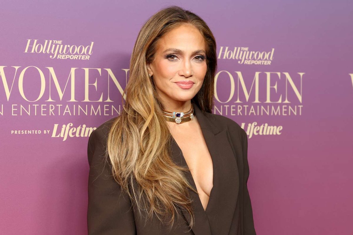 beehaber's tweet photo. Jennifer Lopez, bir erkeği gerçekten çekici yapan şeyin para olmadığını söyledi:

🔹 “İnsanlar yıllardır bana bakıp pahalı olduğumu düşünüyor.”

🔹 “Pahalıyım da.”

🔹 “Ama kendi param var.”

🔹 “Kadınlar, kimsenin kendilerine bir şey almasına ihtiyaç duymuyor.”

🔹 “Bazen almalarını isteriz.”

🔹 “Bu güzel bir şey.”

🔹 “Ama bir erkeği gerçekten çekici yapan şey ne biliyor musunuz?”

🔹 “Saat değil.”

🔹 “Araba değil.”

🔹 “Özel jet de değil.”

🔹 “Gerçekten bunlar değil.”

🔹 “Gerçi bunlar da güzel.”

🔹 “Sabah kalktığında yatağı toplamasıdır.”

🔹 “Gece yorgun olduğunda senin için bulaşıkları yıkamasıdır.”

🔹 “İşte seksi olan budur.”

🔹 “Ben buna seksi derim.”

🔹 “Çünkü kadınlar her şeyi yapıyor.”

🔹 “Gerçekten her şeyi yapıyoruz.”