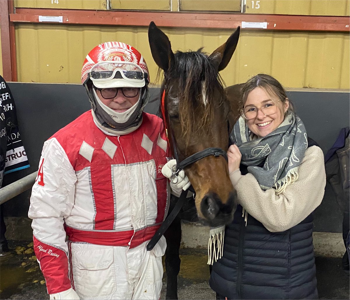 Bdtc150's tweet photo. Lucky 13(th start) for 3yo filly MINNIE MIA   (Chris &amp; Alison Alford) with her greeting the judge in the FERNDALE FOODS MAIDEN TROT @Bdtc150 Congratulations to Alison Alford as owner as well. https://t.co/ulY7uQNS0E