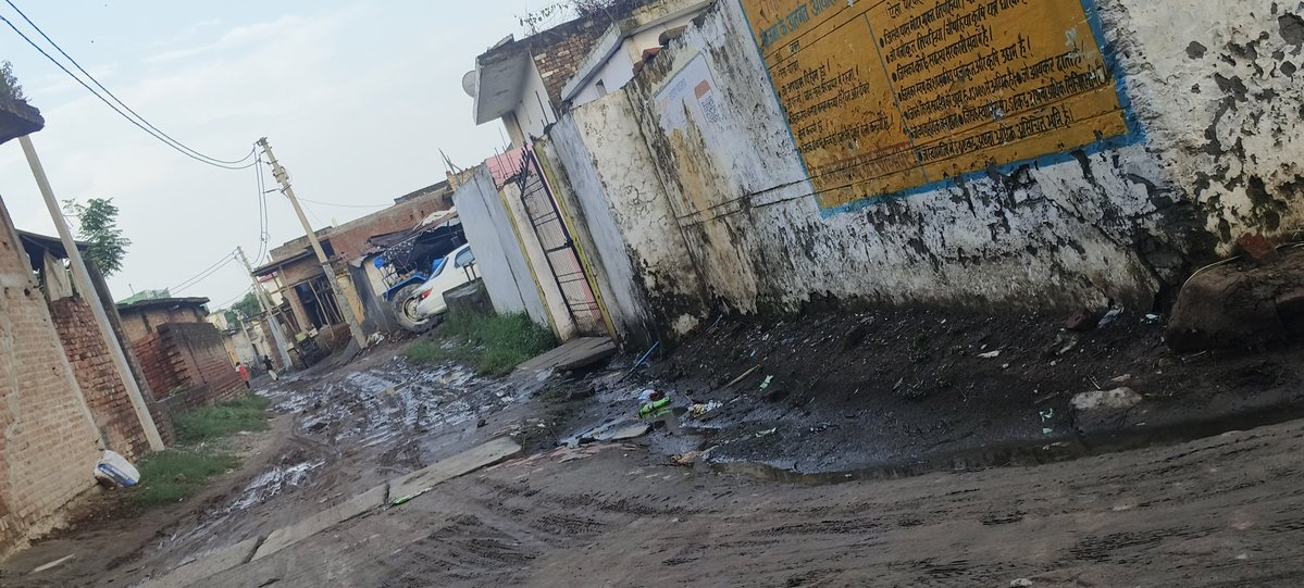 Vishal1998's tweet photo. आदरणीय @dmbijnor
गांव सौंफतपुर 
 पिन 246732 की सड़कों की हालत बारिश के बाद बहुत खराब हो गई है। 
कीचड़, गड्ढे और पानी की वजह से बच्चों का स्कूल जाना, बुजुर्गों का चलना मुश्किल हो गया है,कृपया संज्ञान लेकर सड़क मरम्मत कराने की कृपा करें। 
गांव वाले बहुत आशा से आपकी ओर देख रहे हैं https://t.co/Hhz4HdKZ8I