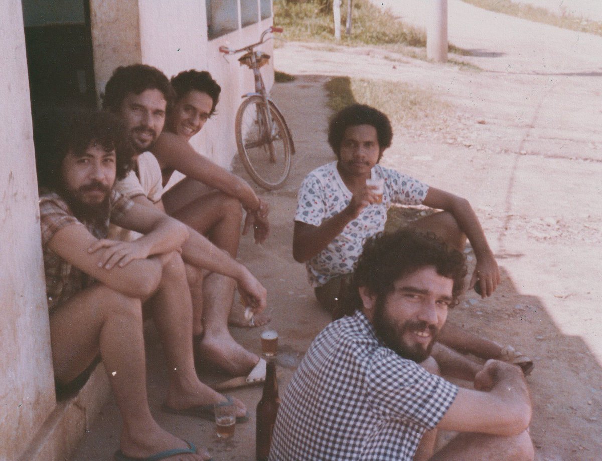 cinelimite's tweet photo. Imagens de arquivo de Xico Pereira ao lado de amigos, registradas tanto no Piauí quanto no Rio de Janeiro.

Xico foi o primeiro cineasta negro do Piauí e uma das figuras pioneiras da história do cinema no estado. https://t.co/c8fZRjr1sS
