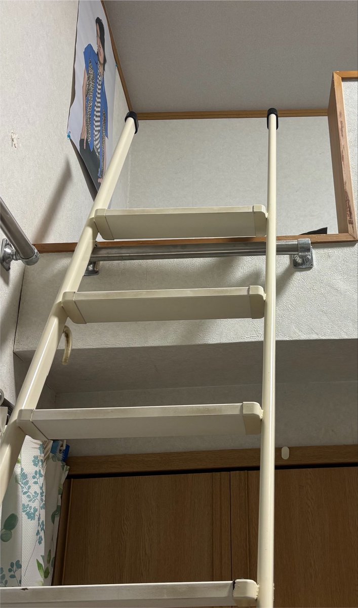 lly_jojo11's tweet photo. ロフトのダンベルのプレート、ギターのアンプ、カラーボックスを降ろして処分したいけどこのハシゴ降りるの怖すぎるw https://t.co/l7YokH6ziI