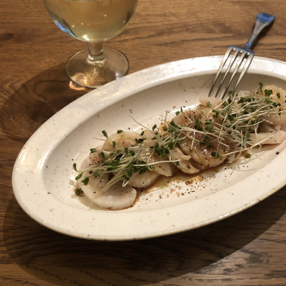 mu_gemne's tweet photo. 今夜はホタテの和風カルパッチョ。ホタテをちょっと湯掻いて、オリーブオイルにポン酢、柚子胡椒、塩胡椒を混ぜたドレッシングに、ブロッコリースプラウトをトッピングして完成。最近、めっちゃスプラウトを重宝してる。カイワレ大根より辛味もなくて使いやすく、安くて栄養価も高くありがたい。 https://t.co/Jz5eU0OC6K