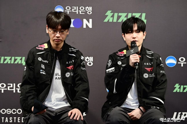 sicgom_esports's tweet photo. T1 ˙도란˙ 최현준 ＂반복되는 실수에 팀적 자신감 떨어져… 내부 개선 집중＂[LCK] (인터뷰) (출처 : 네이버 스포츠) https://t.co/cBmgCAgCVR https://t.co/bpX4qMOSah