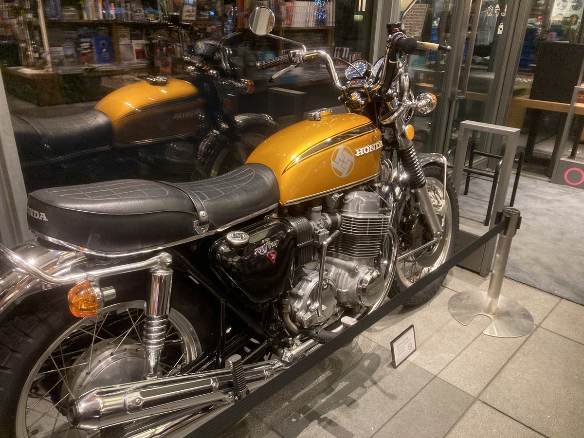 ZONN_n's tweet photo. 代官山蔦屋書店
東本氏のCB750展示してます！ https://t.co/Q3QyLj69s7