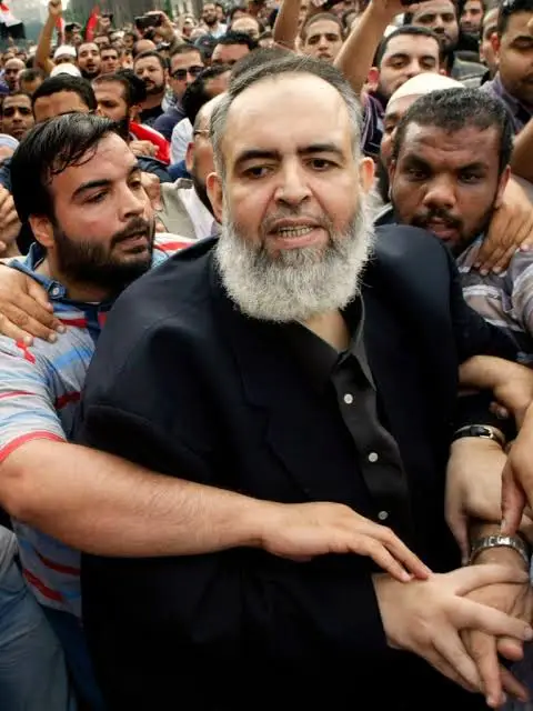 drtarekelzomor's tweet photo. ⚫️⚫️ تأملات في الطريق - ما بين غربة الزنزانة وزنزانة الغربة

🛑 سر بصيرة حازم أبو إسماعيل كما رأيتها!

للزنزانة قدرة عجيبة على إعادة تشكيل الإنسان. فهي تسلبه حرية الحركة، لكنها تمنحه ما لا تمنحه الحياة الصاخبة خارجها، وقتًا طويلًا للتأمل، ومراجعة الأفكار، وإعادة قراءة الرجال والأحداث. أما المنفى، فله مدرسة أخرى؛ يحررك من الجدران، لكنه يضعك في مواجهة التاريخ وهو يتشكل أمام عينيك. وفي الزنزانة كنت أتأمل الرجال من خلال ما يصلني عنهم، أما في المنفى فقد عدت أتأملهم مرة أخرى، ولكن على ضوء ما كشفته الأيام والتجارب.

خلال سنوات السجن الطويلة، كانت الأخبار لا تصل إلينا إلا بعد رحلة شاقة عبر الأسوار والحواجز، حتى غدت الرسالة الواحدة القادمة من الخارج تعدل عندنا مكتبة كاملة. ومن بين أكثر ما استوقفني آنذاك ما كان يبعثه إليَّ بعض تلامذة الشيخ حازم صلاح أبو إسماعيل، يعرضون فيه منهجه في قراءة السيرة النبوية؛ لا بوصفها أحداثًا تُروى أو تاريخًا يُستعاد، وإنما باعتبارها مدرسة متكاملة لبناء الإنسان، وفقه الحركة، وإدارة الصراع، واستشراف المآلات.

وفي صمت الزنزانة كنت أقرأ تلك الأوراق مرة بعد أخرى، لا لأتعرف إلى مضمونها فحسب، بل لأتأمل صاحبها أيضًا. وكنت أتساءل، كيف استطاع رجل خارج الأسوار أن يترك هذا الأثر العميق في عقول الشباب حتى بلغت أصداؤه أعماق السجون؟

ولم يكن هذا الاهتمام وليد فراغ؛ فقد كانت تربطني بوالده، الشيخ صلاح أبو إسماعيل رحمه الله، معرفة وثيقة منذ سبعينيات القرن الماضي، وكان يذكر دائمًا ما بين عائلتينا من وشائج نسب، وتشرفت بزيارته في منزله مرات عديدة. ومع ذلك، لم تتح لي فرصة لقاء نجله حازم لقاءً خاصًا، فازداد فضولي لأن أقترب من هذه التجربة، وأفهم سر هذا التأثير، والمنهج الذي استطاع أن يصنع كل هذا الحضور في نفوس الشباب.

ثم جاءت ثورة يناير، وخرجت من الزنزانة بعد ثلاثين عامًا، أحمل من الأمل ما حمله ملايين المصريين، وأوقن أن صفحة طويلة من الاستبداد قد ط��ويت إلى غير رجعة، وأن مصر تقف على أعتاب مرحلة جديدة. ولم تمض سوى أيام قليلة على خروجي حتى تلقيت دعوة من الشيخ حازم صلاح أبو إسماعيل للقاء خاص في منزله بالدقي، في مارس 2011، وقد شدد منذ البداية على أن يكون اللقاء بيننا وحدنا، حتى إنه آثر أن يتولى بنفسه تقديم الضيافة، وكأنه أراد أن يكون اللقاء خاصا. عندها أدركت أن الرجل لا يدعوني إلى لقاء مجاملة أو تهنئة بالخروج من السجن، وإنما إلى حديث يرى أنه لا يحتمل إلا شاهدين: هو وأنا.

دخلت وأنا أظن أن حديثنا سيدور حول مستقبل الثورة وفرص نجاحها، لكنه بدأ بسؤال لم أتوقعه قط: «كيف تحملت ثلاثين عامًا في السجن؟» قلت له: «لا أجد لذلك تفسيرًا إلا أنه فضل من الله.»

ثم باغتني بسؤال أربكني أكثر من الأول: «وكم تتصور أن إنسانًا مثلي يستطيع أن يتحمل في السجن؟» توقفت لحظة، ثم قلت في دهشة: «ولماذا تفكر أصلًا في السجن؟ نحن أمام ثورة كسرت منظومة الاستبداد، وفتحت لمصر بابًا جديدًا.»

هز رأسه في هدوء، وقال كلمات ما زالت ترن في أذني حتى اليوم: «هذا لم يحدث بعد. المؤشرات التي أراها تقول إنهم سينجحون في التلاعب بالجميع، وسيعيدون النظام مرة أخرى، وسأكون من أوائل المعتقلين.» ثم استطرد في استعراض تصوره لمخططهم واستعرض ايضا نقاط الضعف الكبيرة لدى معسكر الثورة.

خرجت من ذلك اللقاء مثقلًا بالحيرة. كانت عيناي معلقتين بالميدان، وكانت عيناه معلقتين بالمآلات. كنت أقرأ الحدث، وكان يقرأ ما بعد الحدث. كنت أرى الثورة في صورتها التي حلمت بها، بينما كان هو يقرأ اتجاه الريح، ويرى ما يمكن أن تنتهي إليه إذا بقيت المؤشرات تسير في المسار نفسه.

ثم دارت عجلة الأيام… وقع ما وقع في يوليو 2013، ودخل الشيخ حازم السجن تماما كما توقع، بينما وجدت نفسي بعد اسابيع قليلة أغادر مصر إلى المنفى. وهناك بدأت مرحلة جديدة من التأ��ل، تختلف عن كل ما عرفته في الزنزانة.

في السجن كنت أتأمل الرجل من خلال ما يُنقل إليَّ عنه، أما في المنفى فقد بدأت أتأمله من خلال التاريخ نفسه. أخذت أجمع لقاءاته، وأستعيد تصريحاته، وأراجع تحذيراته، وأقارنها بما جرى على الأرض، لا بدافع الإعجاب بشخص، ولا رغبة في صناعة صورة استثنائية له، وإنما لأنني كنت أبحث عن ��فسير علمي لقدرة لافتة على قراءة الاتجاه العام للأحداث، وهي قدرة لاحظها كثيرون غيري أيضًا.

وكلما أعدت قراءة تلك التصريحات، ازداد عجبي. فما اعتبره كثيرون آنذاك تشاؤمًا، أو مبالغة، أو قراءة بعيدة عن أجواء الميدان، رأيته يتحقق تباعًا. لم يكن يتحدث عن وقائع جزئية أو تفاصيل عابرة، بل عن المسار الكلي، وعن السنن التي تحكم الصراع على السلطة، وعن الكيفية التي تستطيع بها الدولة العميقة استعادة زمام المبادرة إذا أخطأت القوى الثورية في قراءة طبيعة المعركة أو أهدرت لحظتها الفارقة، كما كان يسميها.

وهنا أدركت أن لكلٍّ من الزنزانة والمنفى رسالته. فالزنزانة علمتني الصب��، أما المنفى فعلمني أن الزمن هو أعظم ممتحِن للأفكار. ففي السجن كنت أستقبل الرؤى، أما في المنفى فقد رأيت الأيام تمتحنها واحدًا بعد آخر. وفي الزنزانة كنت أتمنى لقاء الرجل، أما في المنفى فقد أصبحت أقرأ تجربته بعين الباحث، لا بعين المنبهر. وأيقنت أن قيمة بعض الشخصيات لا تقاس بعدد أتباعها، ولا بما انتهت إليه مشاريعها، وإنما بقدر��ها على قراءة المآلات قبل أن تتحول إلى وقائع، بينما ينشغل الآخرون بضجيج اللحظة.

ومنذ ذلك اللقاء، ظل سؤال واحد يرافقني، ما سر هذه البصيرة؟ كيف استطاع أن يرى ما عجز كثيرون عن رؤيته، وهم يعيشون الحدث نفسه؟ هل كان ذلك ثمرة قراءة عميقة للسنن التاريخية؟ أم إحاطة دقيقة بالمؤشرات السياسية؟ أم منهج خاص في الربط بين النص والواقع، وبين التاريخ وحركة المجتمعات؟

ذلك سؤال يستحق دراسة علمية جادة؛ لفهم تجربة من أهم تجارب ثورة يناير الفكرية والسياسية، والتي تركت أثرًا واضحًا في مرحلة مفصلية من تاريخ مصر الحديث. ولهذا يعكف فريق مركز حريات للدراسات السياسية والاستراتيجية على إعداد دراسة بعنوان: «ظاهرة حازم صلاح أبو إسماعيل السياسية.. وكيف قرأ الثورة؟ قراءة استراتيجية في منهج تحليل الواقع واستشراف المآلات»، وذلك في اطار سلسلة "معركة توثيق ثورة يناير"، التي بأها المركز منذ يناير ٢٠٢٦ والتي آمل أن تسهم في فهم تلك التجربة، وأن تساعد على استخلاص دروسها، لأن الأمم التي لا تدرس تجاربها العميقة ��إنصاف، كثيرًا ما تجد نفسها مضطرة إلى تكرار أخطائها.