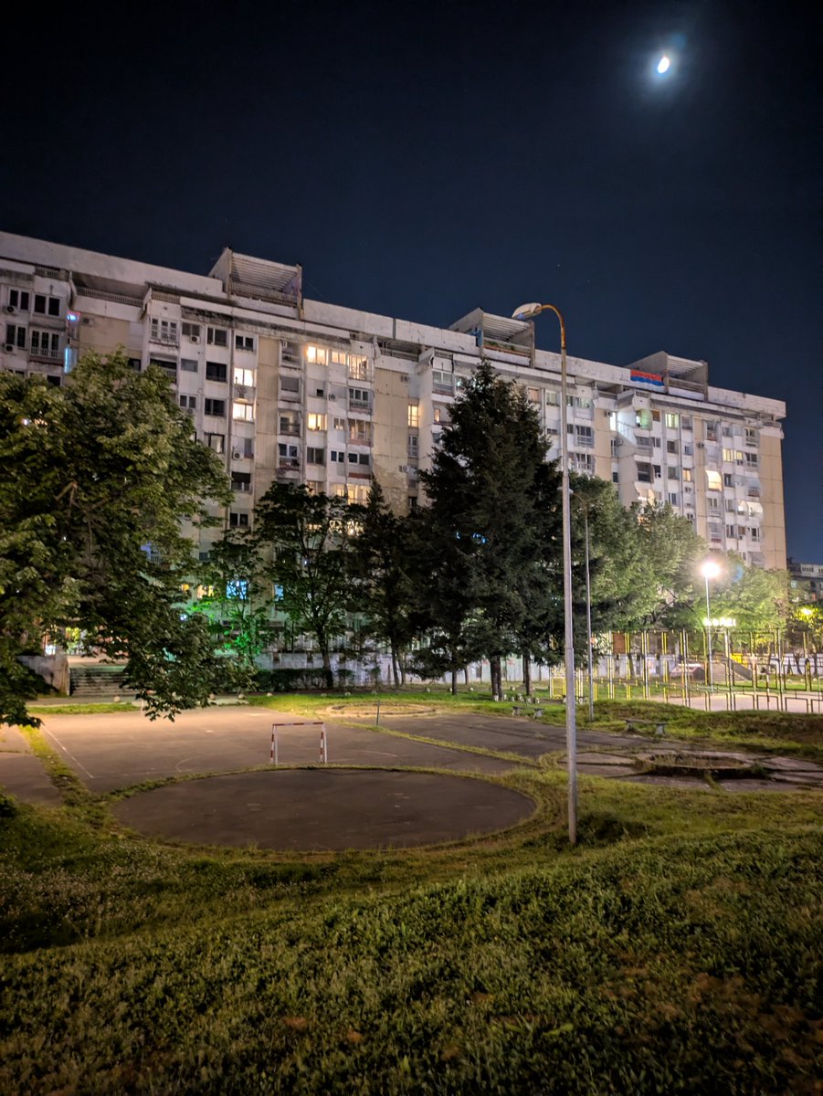 PozuriPolako69's tweet photo. @prijavi_problem ponovo prijavljujem isti problem, ne rade sva svetla na kosarkaskom terenu kod adrese Bulevar Mihajla Pupina 139 na Novom Beogradu, kao ni kod terena za mali fudbal kod adrese Bulevar Mihajla Pupina 135. Molim da se ovaj problem konacno resi. https://t.co/fdZdElH9lj