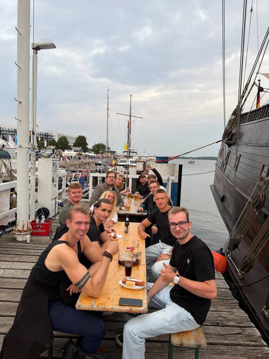 GenDfuerSH's tweet photo. Gemeinsam haben wir die Travemünder Woche besucht. 
In maritimer Atmosphäre konnten wir nicht nur die Schönheit unserer norddeutschen Küste genießen, sondern auch die Gespräche über aktuelle politische Themen und den offenen Austausch, sowie die Ideenfindung für neue Unternehmungen intensivieren. 

Der Abend hat einmal wieder mehr gezeigt, wie wichtig Gemeinschaft, Zusammenhalt und eine positive Vision für unser Schleswig-Holstein ist!