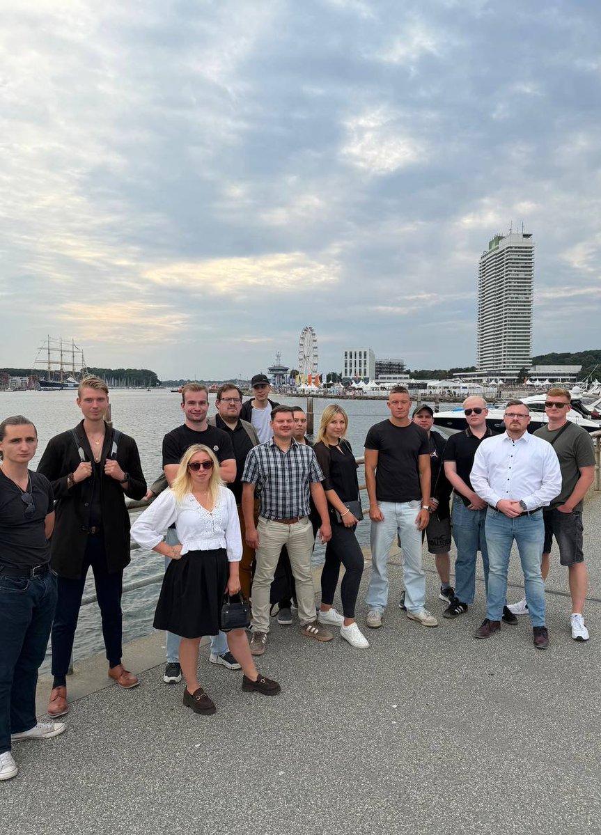 GenDfuerSH's tweet photo. Gemeinsam haben wir die Travemünder Woche besucht. 
In maritimer Atmosphäre konnten wir nicht nur die Schönheit unserer norddeutschen Küste genießen, sondern auch die Gespräche über aktuelle politische Themen und den offenen Austausch, sowie die Ideenfindung für neue Unternehmungen intensivieren. 

Der Abend hat einmal wieder mehr gezeigt, wie wichtig Gemeinschaft, Zusammenhalt und eine positive Vision für unser Schleswig-Holstein ist!