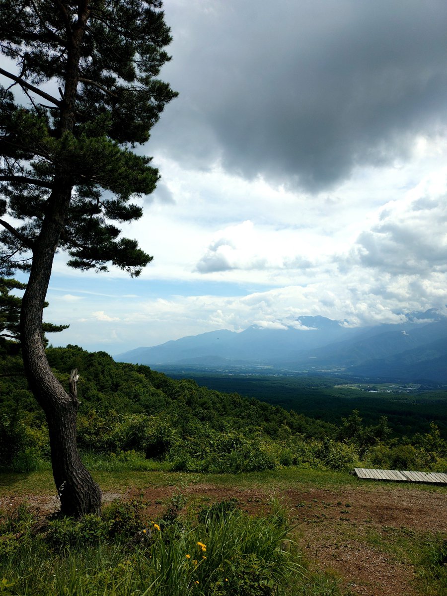 yunorixe's tweet photo. 八ヶ岳の富士見高原リゾートからの眺め。 この日は天気が悪くて富士山は見えなかったけど、天気が良かったら富士山も見えるっぽい https://t.co/9bPPJpJCZd