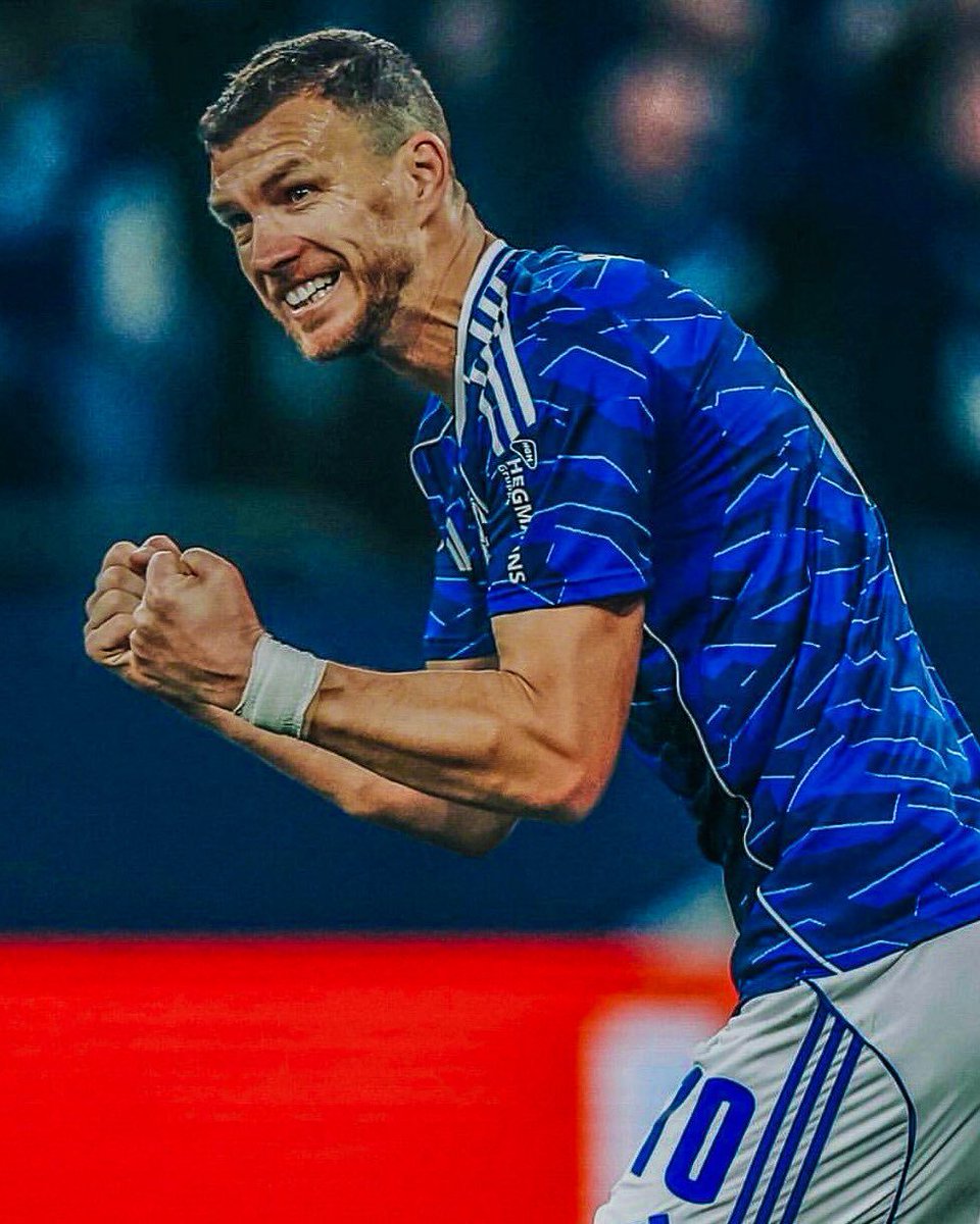 allfootb_update's tweet photo. DEAL DONE ✅ ✅ 

 Edin Džeko (40) will stay at Schalke and sign a new contract! 

Miron Muslic pushed hard for the deal. He wanted Džeko's experience, reports @Plettigoal. ✅ 

He is now set to play in the Bundesliga for the first time in 15 years! [source: @eurofootcom] https://t.co/ldQYNHl5hV