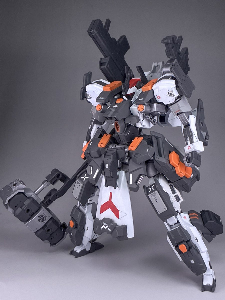 supyoshi0413's tweet photo. 【エスポジット・ドレッドノート】
プロテウス試験小隊に配備された実体兵器運用の為の試験機。
質量兵器を扱う為に必要なパワーと機動力を確保するためにエスポジット・バルチャーのフレームが採用された。
戦場ではパワーと機動力で敵機を粉砕し、味方の進む道を切り開く。
#30MMCM2026 
#30MMEF https://t.co/0Sg5nHGdvH