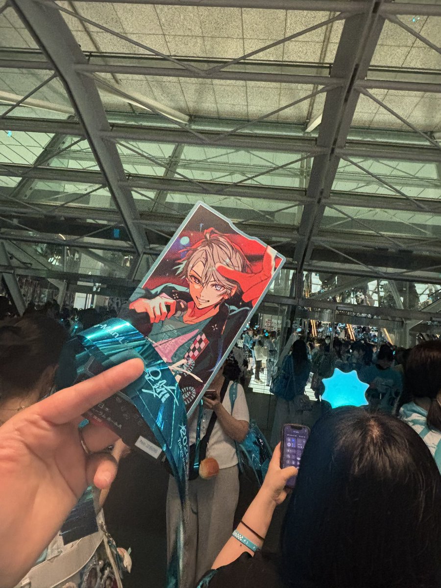 hanagoe_69's tweet photo. 現地いってきた！！！！！！
めちゃくちゃいいライブだった😭
爆泣き
銀テを配っくれるという嬉しい措置
ほまに行けてよかった😭💥
行くこと許してくれた旦那氏にも感謝 https://t.co/CxHBRWiWmf