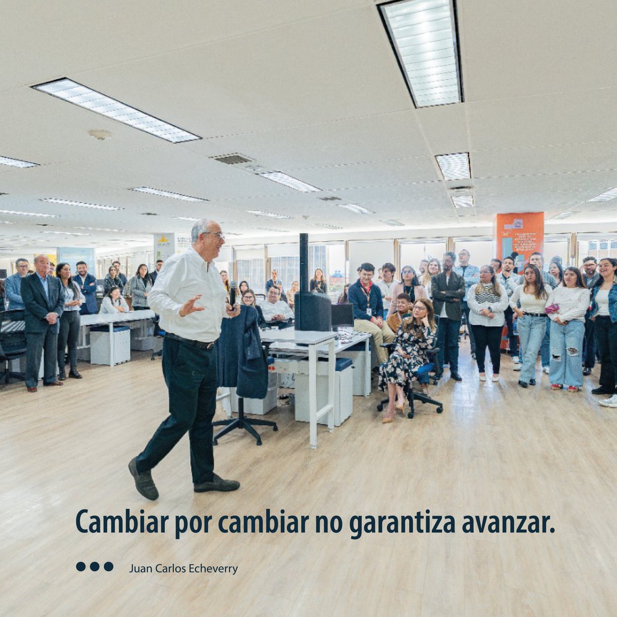JCecheverryCol's tweet photo. Todos los días nos hacemos la misma pregunta, ¿qué debemos conservar y qué debemos cambiar?

Esa es una de las decisiones más importantes para una institución como el Banco de Bogotá.

Cambiar por cambiar no garantiza avanzar.

Conservar todo tampoco.

Las instituciones construyen confianza porque mantienen principios que resisten el paso del tiempo. Al mismo tiempo, necesitan transformarse para responder a las necesidades de sus clientes, incorporar nuevas tecnologías y adaptarse a una economía que evoluciona todos los días.

Ese equilibrio guía muchas de nuestras decisiones.

Por eso he querido compartir con todos los colaboradores tres principios muy sencillos.

Crear valor para el cliente.
Colaborar entre nosotros.
Resolver problemas.

No son una estrategia de corto plazo. Son una forma de entender el papel de un banco.

Cada crédito para estudiar, comprar una vivienda, adquirir una moto o hacer crecer una empresa representa una oportunidad para crear valor y transformar la vida de una persona.

Cuando todos compartimos ese propósito, la colaboración deja de ser un discurso y resolver problemas se convierte en nuestra forma de trabajar.

Las instituciones cambian todos los días.

La pregunta es qué vale la pena conservar mientras construimos el futuro.