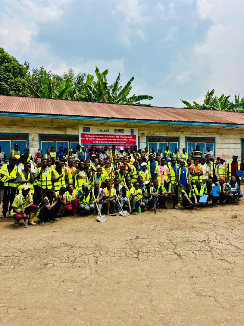 CapmTuungana's tweet photo. 🎉 En direct - Cérémonie officielle | Sake, Nord-Kivu

Remise des travaux HIMO (Haute Intensité de Main-d’œuvre) : 6 km de route réhabilités sur l’axe Bweramana – Bitonga, dans le cadre du Projet CRP – Plan de Réponse à la Crise à l’Est de la RDC, en collaboration avec le @PNUD_RDC et @CanadaRDC @zainahaki 

Une infrastructure au service du désenclavement et de la relance économique locale. 🇨🇩

#CRP #HIMO #Relèvement #RDC