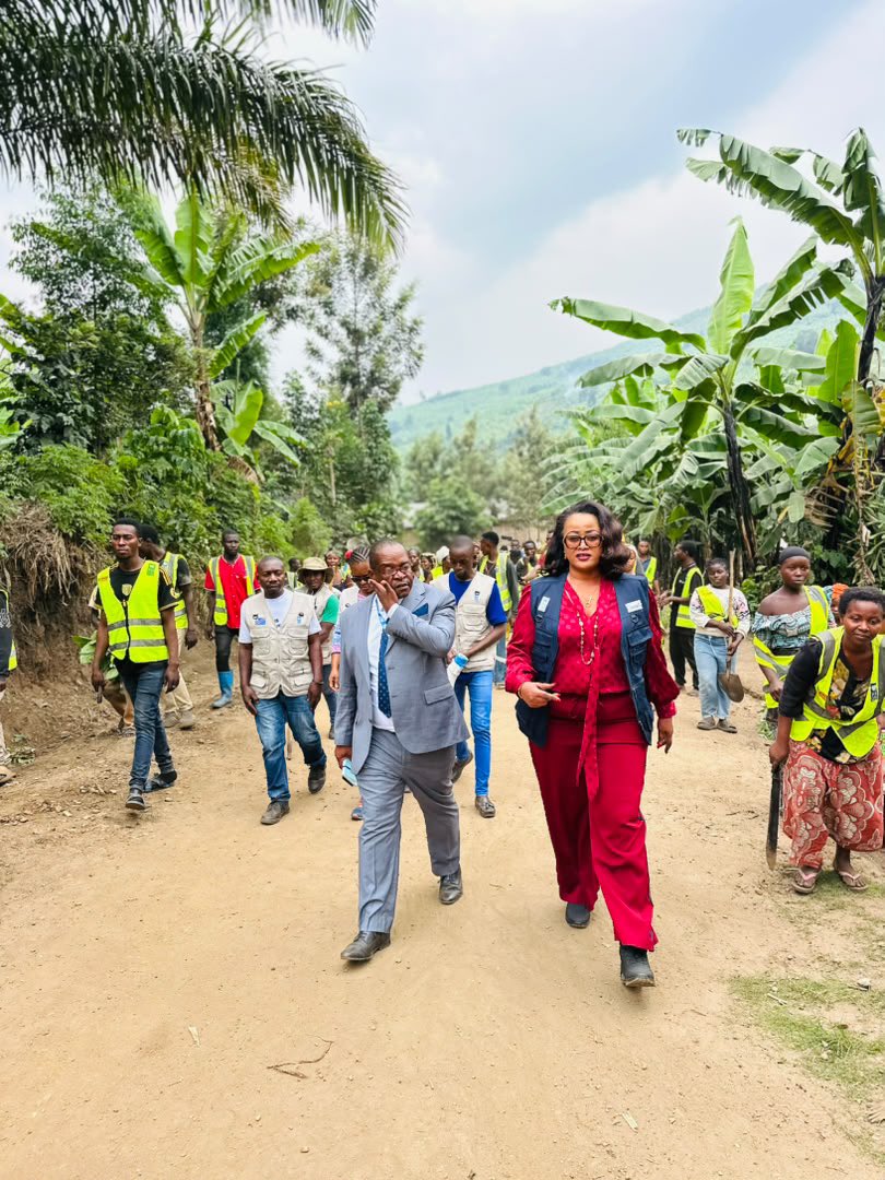 CapmTuungana's tweet photo. 🎉 En direct - Cérémonie officielle | Sake, Nord-Kivu

Remise des travaux HIMO (Haute Intensité de Main-d’œuvre) : 6 km de route réhabilités sur l’axe Bweramana – Bitonga, dans le cadre du Projet CRP – Plan de Réponse à la Crise à l’Est de la RDC, en collaboration avec le @PNUD_RDC et @CanadaRDC @zainahaki 

Une infrastructure au service du désenclavement et de la relance économique locale. 🇨🇩

#CRP #HIMO #Relèvement #RDC
