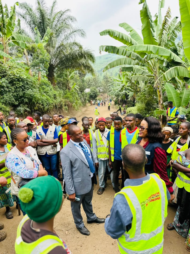 CapmTuungana's tweet photo. 🎉 En direct - Cérémonie officielle | Sake, Nord-Kivu

Remise des travaux HIMO (Haute Intensité de Main-d’œuvre) : 6 km de route réhabilités sur l’axe Bweramana – Bitonga, dans le cadre du Projet CRP – Plan de Réponse à la Crise à l’Est de la RDC, en collaboration avec le @PNUD_RDC et @CanadaRDC @zainahaki 

Une infrastructure au service du désenclavement et de la relance économique locale. 🇨🇩

#CRP #HIMO #Relèvement #RDC