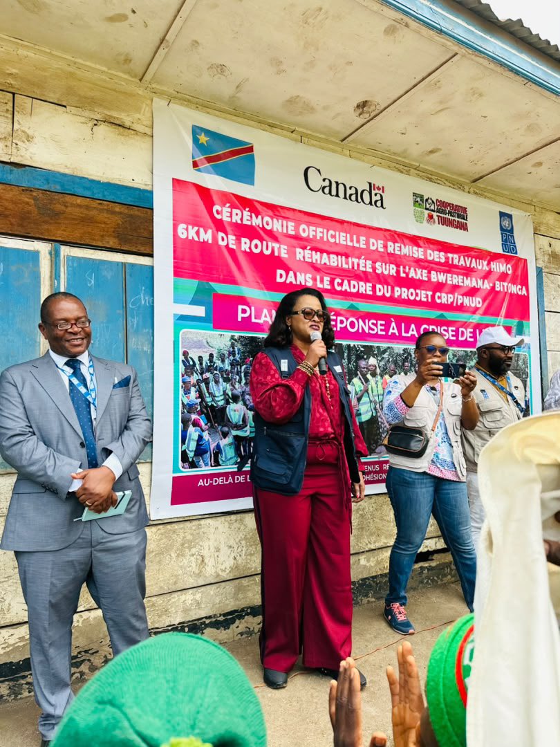 CapmTuungana's tweet photo. 🎉 En direct - Cérémonie officielle | Sake, Nord-Kivu

Remise des travaux HIMO (Haute Intensité de Main-d’œuvre) : 6 km de route réhabilités sur l’axe Bweramana – Bitonga, dans le cadre du Projet CRP – Plan de Réponse à la Crise à l’Est de la RDC, en collaboration avec le @PNUD_RDC et @CanadaRDC @zainahaki 

Une infrastructure au service du désenclavement et de la relance économique locale. 🇨🇩

#CRP #HIMO #Relèvement #RDC