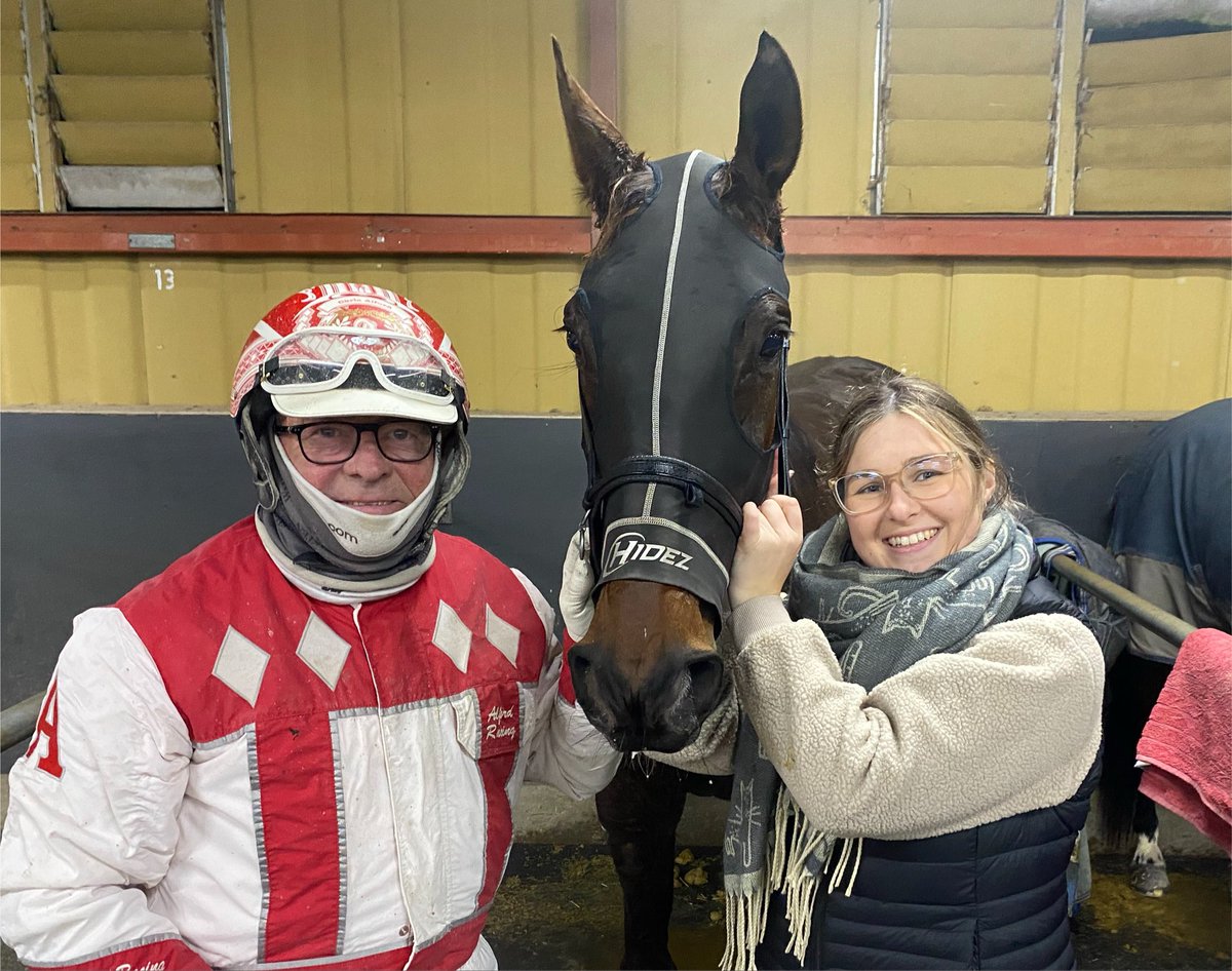 Bdtc150's tweet photo. A running double for Alison &amp; Chris Alford as SHAZZA LOVE closes out the night with victory in the WOODLANDS STUD PACE @Bdtc150. Once again Alison is also the owner. A driving treble for @ChrisAlford5000 https://t.co/redc6uRY8B