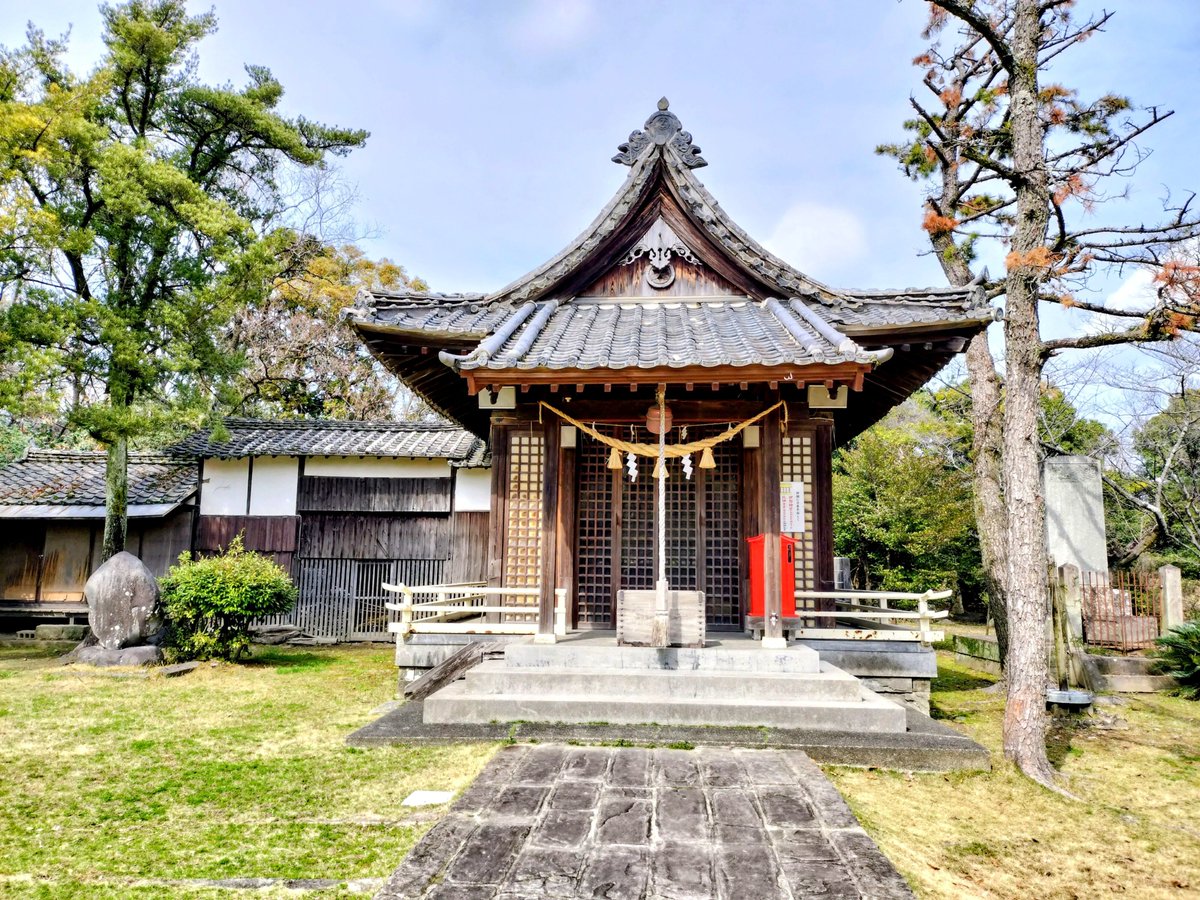 nagaokakyobusho's tweet photo. 三月に松井葵之様にお会いしました
松井神社にて臥龍梅や神社の歴史について、松濱軒もご案内下さり細川家のと絆のお話もお聞きしました
松井様は"松井神社、松濱軒を守り受け継いでいくのが己の使命"と語られました
御先祖様を尊敬し宝と想うておられると感動しました
微力でも力になりたいです
玉子 https://t.co/Z8yUPLA7II