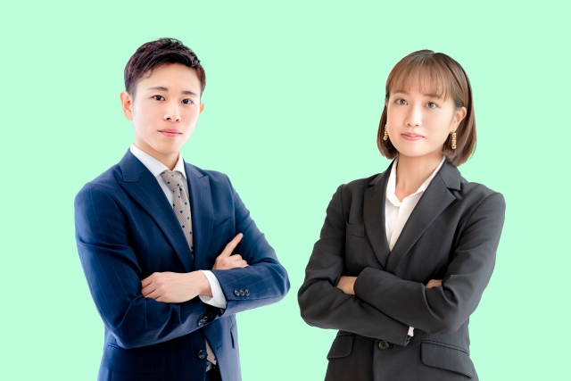 hiroki_RubBase's tweet photo. 営業の基本①｜営業は「身だしなみ」で8割決まる

「営業は話がうまければ売れる」と思われがちですが、3それは違います。お客様との第一印象は数秒で決まり、それを左右するのが「身だしなみ」です。

高いスーツやおしゃれは不要。「安心して任せられそう」と思ってもらえる清潔感があればいいのです。

自分は「洋服の青山」（最初は数がほしい！）＋「REGAL」＋「モンブラン」＋「腕時計」
・・・いきってました😂

スーツのシワ、靴の汚れ、ネクタイ、髪、ヒゲ、爪、口臭・体臭、カバン、名刺入れ

——お客様は無意識にここを見て「仕事も丁寧な人か」を判断しています。靴の汚れに気づかず商談に臨み契約を逃した営業もいれば、清潔感と笑顔を絶やさず「会うと気持ちいい」と信頼を集めた営業もいました。ーー

新人時代、「営業マンは自分自身が商品だ」と教わりました。どんな商品も、お客様は「誰から買うか」を重視します。
身だしなみは、お客様への敬意を表す最初の営業活動。まずは清潔感から、信頼される一歩を踏み出しましょう

ただ、今は令和８年だからね・・
当時、営業と同行する技術（SE）は、逆に、

「尖った格好で印象つけたい」

って、全然、オイラとは違った格好してました（笑）

フリーランスだったら、おしゃれなカジュアルな格好で、行った方が・・・形式ばらなくていいかも・・

でも、オイラは靴下の見えない靴？（裸足？）のビジネスマンは、絶対信用しないです😆