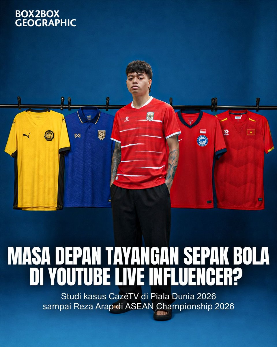 Box2BoxBola's tweet photo. Dulu siaran sepak bola identik dengan stasiun TV. Kini influencer ikut mengubah cara orang menikmati sepak bola.

Reza Arap menyiarkan ASEAN Championship 2026 di YouTube bukan sekadar gimmick. Itu tanda cara nonton bola &amp; target pasarnya sedang berubah.

UTAS #Box2BoxGeographic https://t.co/XGpDAQ2KAu