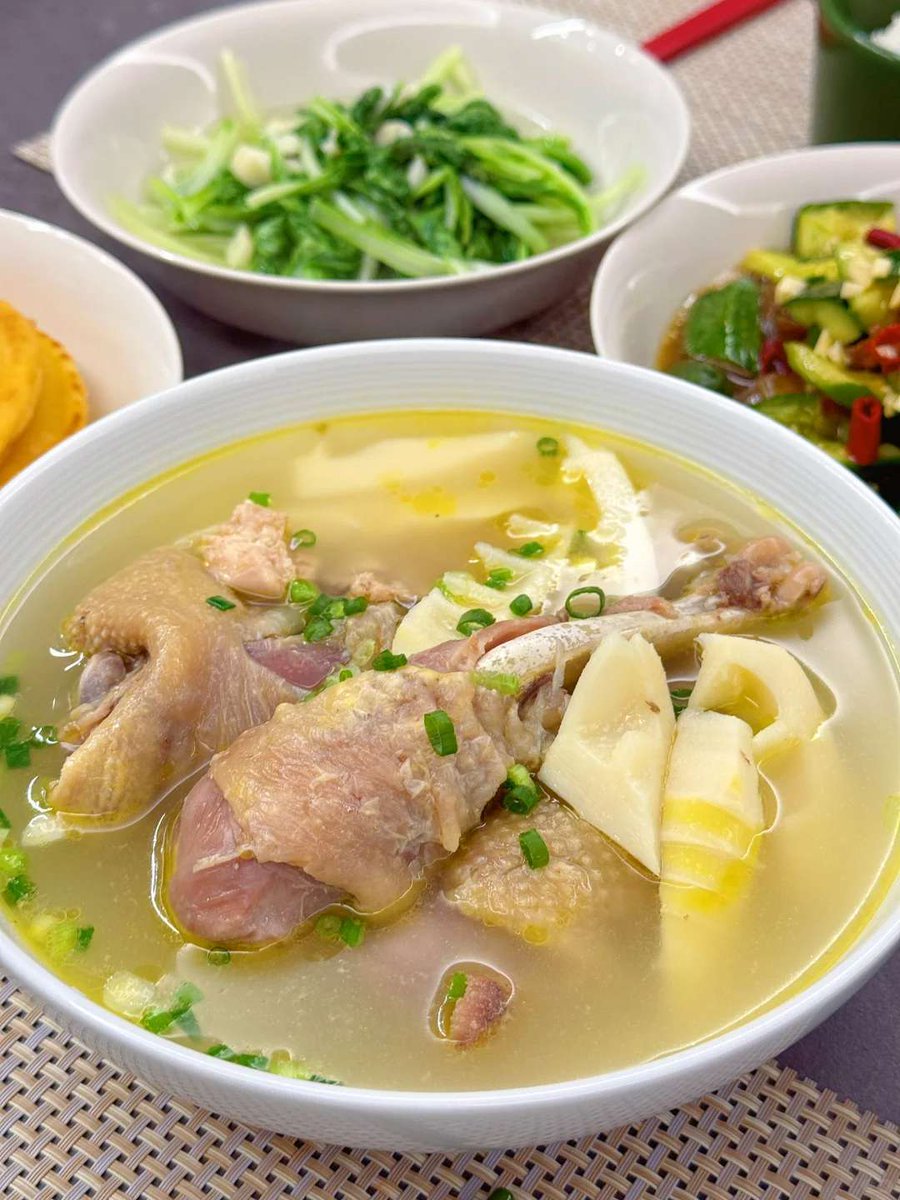CarterMeli55359's tweet photo. Indulged in authentic tom kha gai tonight—creamy coconut broth, zesty lime, and tender chicken straight from Bangkok street vibes. Pure Thai comfort in one bowl! https://t.co/WQlmsmLXKx