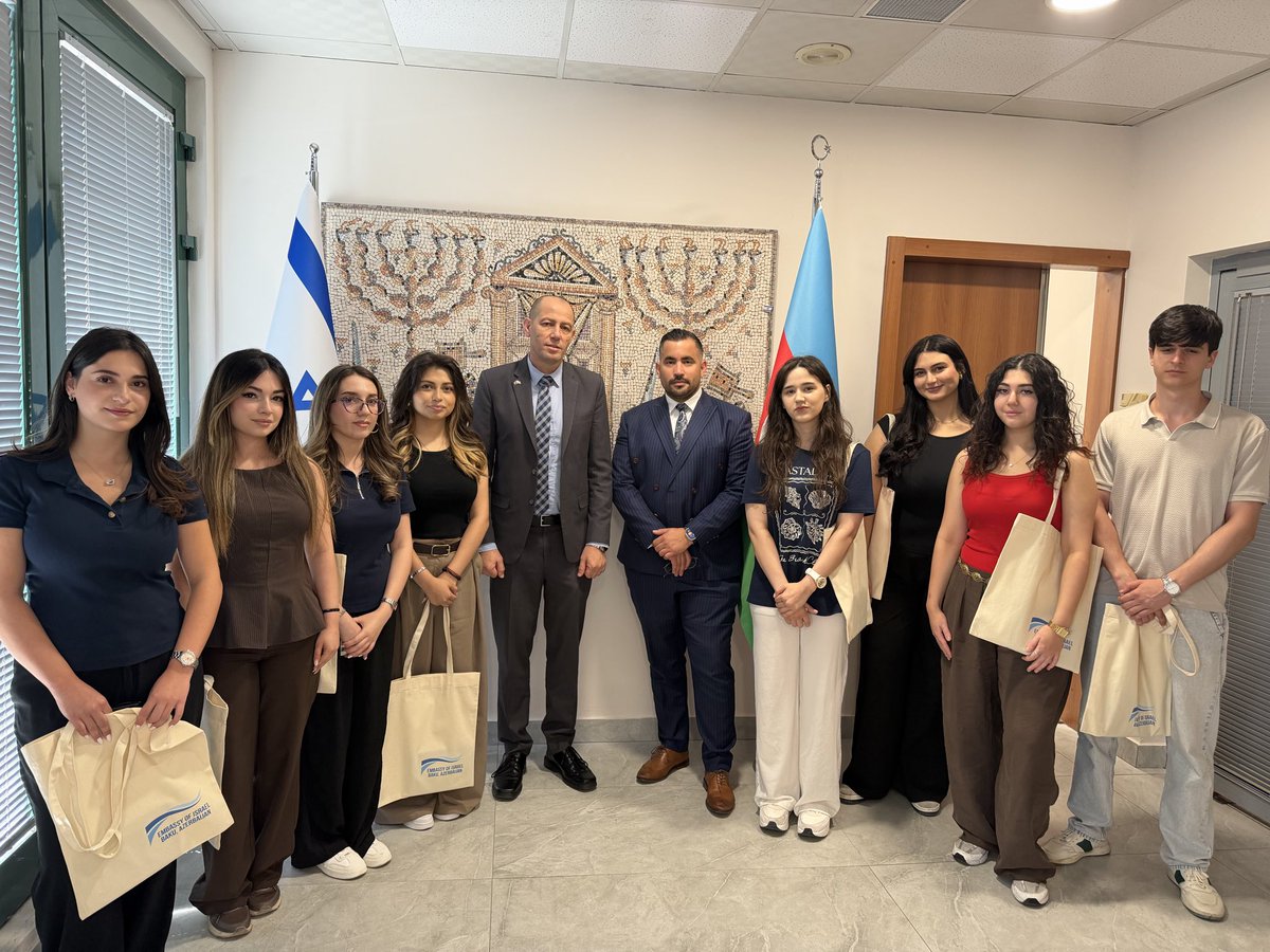 IsraelinAZ's tweet photo. Səfir @AmbRonenKrausz  və səfir müavini @AvivZell İsrailə yola düşməzdən əvvəl Azərbaycan Dillər Universitetinin tələbələri ilə görüşüblər. Tələbələr xüsusi ivrit dili hazırlıq proqramında iştirak edəcəklər. Onlara  arzulayırıq הצלחה רבה! 🇮🇱📚💫 https://t.co/JqPVoRoZ0c