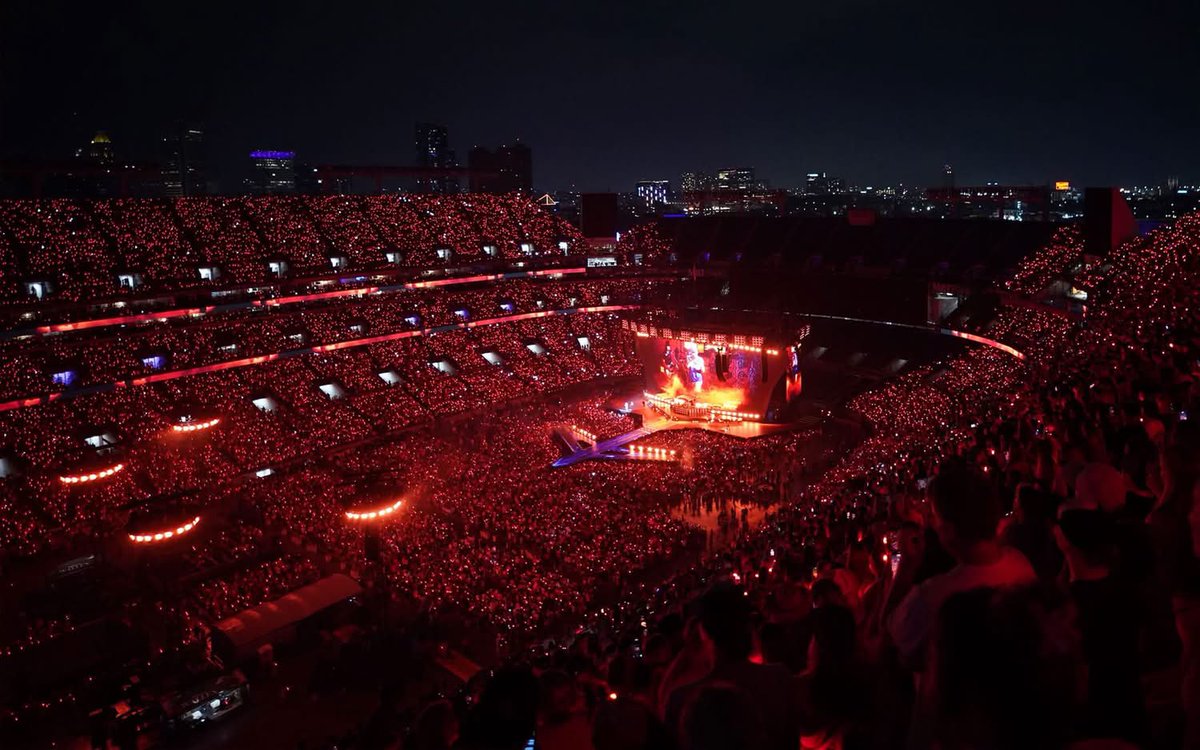 BasedUsually's tweet photo. @CW23CW @positionses @talkofthecharts Yeah no one cares about Wallen.  Except for the literal sold out NFL stadiums https://t.co/YKIFutFt9p