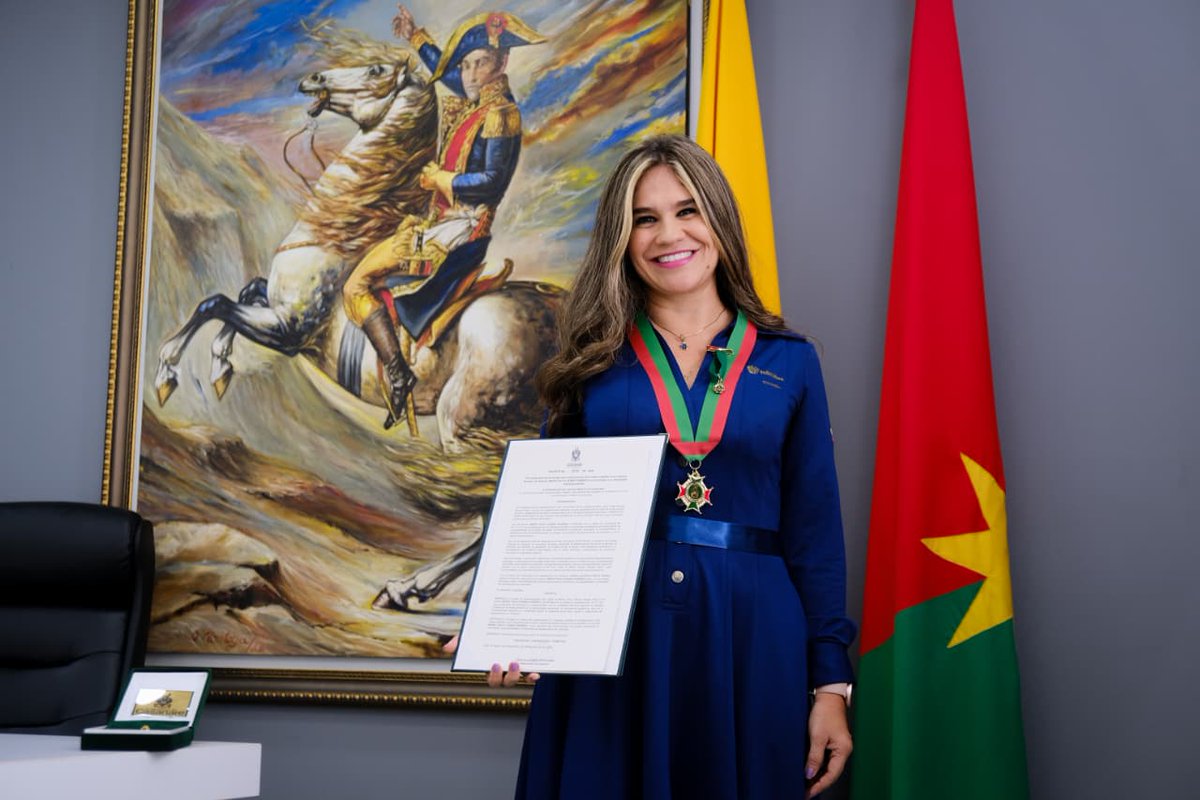 FedepalmaOrg's tweet photo. #OrgulloPalmero| 🏅🌴Celebramos un reconocimiento que llena de orgullo al sector palmero. 

Nuestra Gerente Regional de la #ZonaOriental, @MapiuGomez, recibió la Gran Orden al Mérito Cívico Ramón Nonato Pérez, otorgada por otorgada por la @GobCasanare por su invaluable aporte al fortalecimiento de la agroindustria de la palma de aceite, la competitividad regional y el desarrollo sostenible de Casanare.

Este reconocimiento exalta el compromiso, la visión y el orgullo de un sector que trabaja cada día por el progreso de Colombia👏