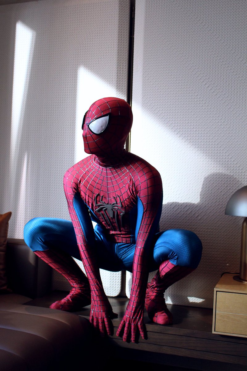 08andang's tweet photo. #红蜘蛛cos
#红蜘蛛紧身衣
#cosplay
#私房拍摄

酒店🏨窗台上，站着一只红蜘蛛

📷拍摄:
@08andang 

👦🏻出镜:
@TMosby00 https://t.co/btf4MxJj06