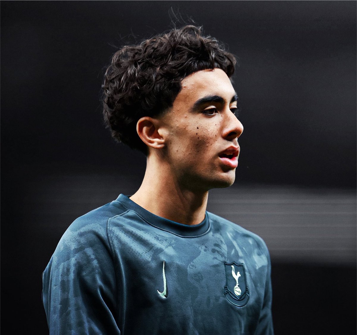 TheSpursWatch's tweet photo. 🚨🎙️De Zerbi on Luca Williams-Barnett: "He is a precious diamond. We have to work on him in the final third and he must work hard on his physicality. I've worked with a lot of young players in my time and he's a potentially special player." 💎🤍 https://t.co/34prrOXo2i
