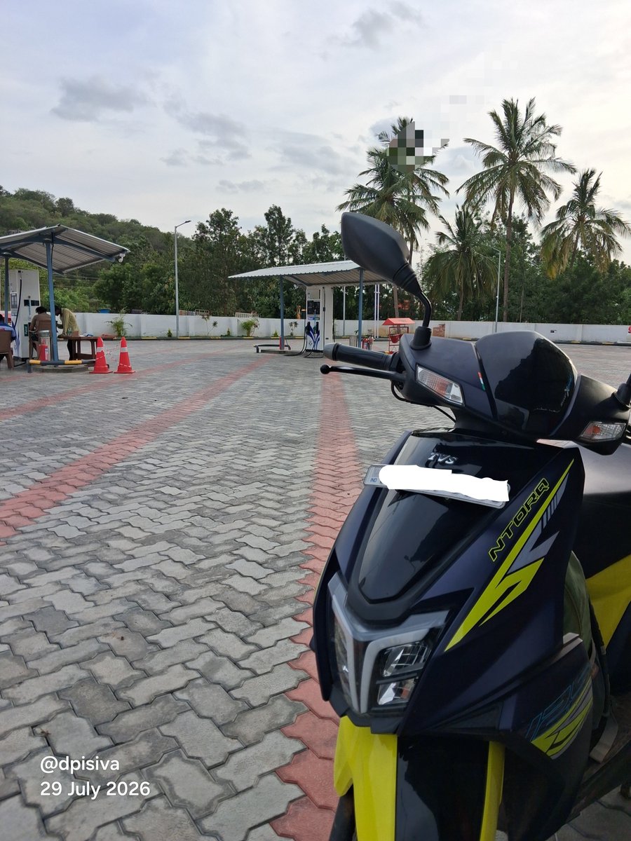 dpisiva's tweet photo. வண்டிக்கு பெட்ரோல் கூட தமிழ்நாட்டுல இருந்து கர்நாடகா போய் கஷ்டப்படனும் 😭

வசதிக்கு  : ஶ்ரீ மாருதி
அசதிக்கு : ஜெய் மாருதி. https://t.co/b58pyTV7ZS