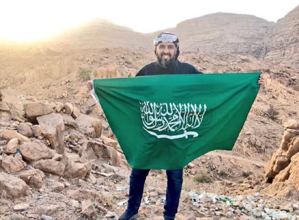 malarab1's tweet photo. أيها المسلمون…
إذا اشتدّت الفتن، فتمسّكوا بالسعودية ، ففي زمن الاضطراب لا يُعرف الثابتُ بكثرة كلامه، بل بما يتمسّك به ، وتذكروا ليست الأوطان سواء؛ فهناك أوطانٌ إذا اهتزّ العالم، ازداد بها الثابتون ثباتاً ، واطمأنّ بها القلقون ، تمسّكوا بها كما يتمسّك القلبُ بنبضه، وكما يتمسّك الجبلُ بجذوره؛ فالأمم لا يحفظها إلا الثابتون
