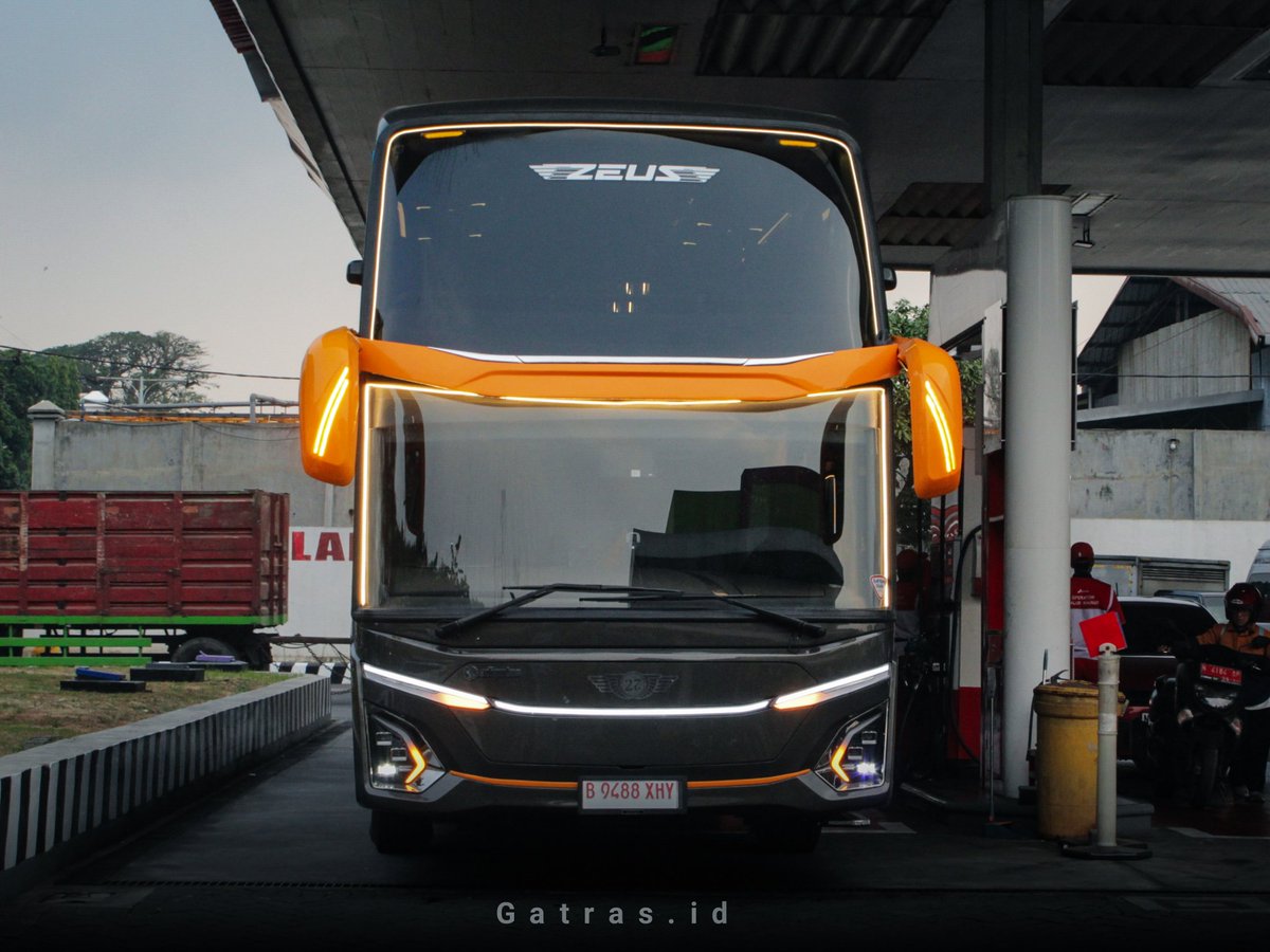 gatras_id's tweet photo. ya armada ini 🤔🤔🤔

• 27trans
• Jetbus5 UHD Unicoach By Adi Putro Karoseri
• Volvo B11R 450HP

📌 SPBU Karanglo, Malang

#27trans #adiputrokaroseri #27transmania #hometownpride #malang #gatrasid #busmania https://t.co/bd8ryzL3a8