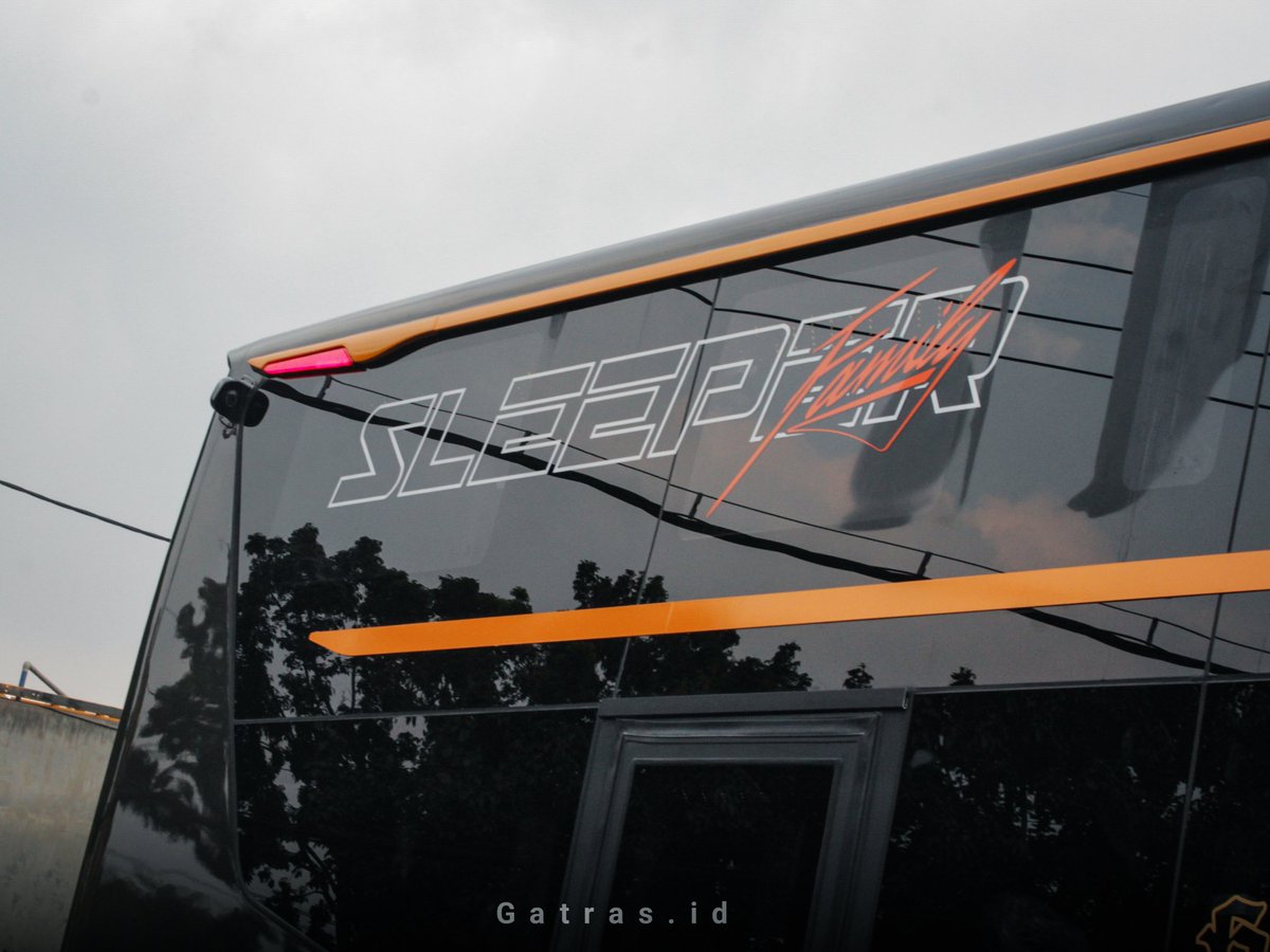 gatras_id's tweet photo. ya armada ini 🤔🤔🤔

• 27trans
• Jetbus5 UHD Unicoach By Adi Putro Karoseri
• Volvo B11R 450HP

📌 SPBU Karanglo, Malang

#27trans #adiputrokaroseri #27transmania #hometownpride #malang #gatrasid #busmania https://t.co/bd8ryzL3a8