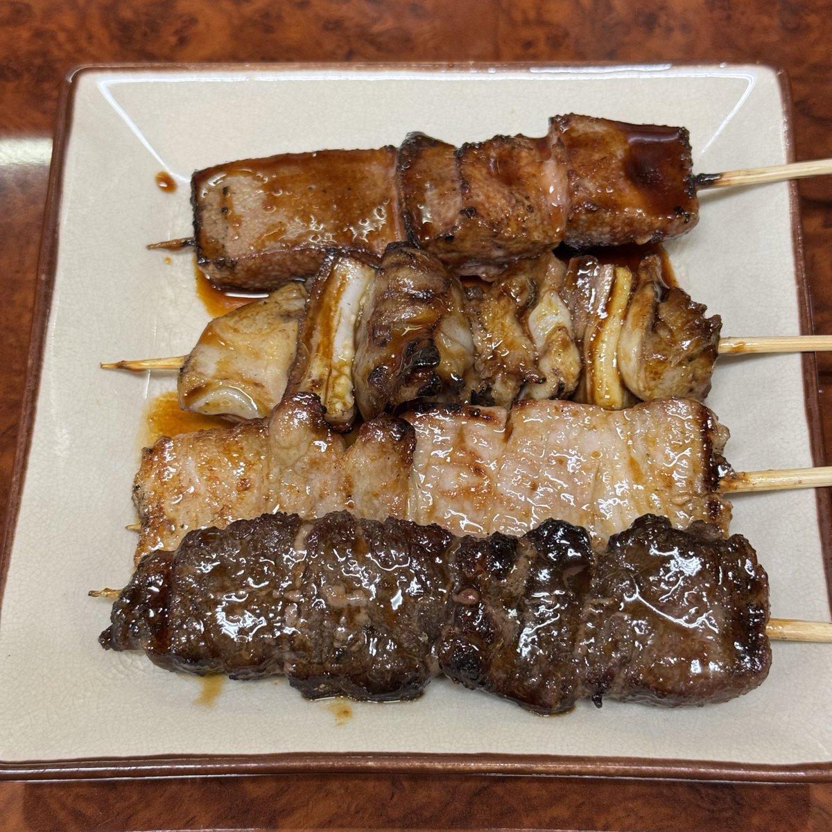 sleep_t's tweet photo. 衣笠駅近くの焼き鳥屋さんで一杯 https://t.co/pvMxdVc4Tz