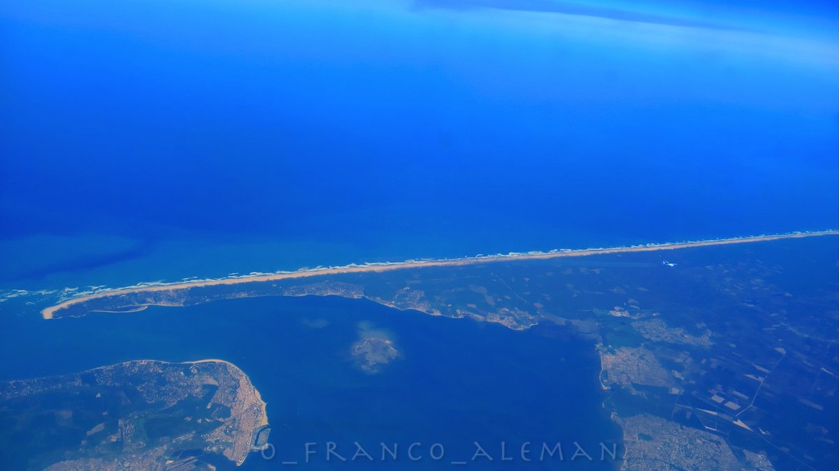 o_franco_aleman's tweet photo. plus d'une pensée pour tous ces gens qui luttent contre l'enfer. 🙏
le Cap Ferret et une partie du bassin d'Arcachon en Gironde...
photo prise en avril, avant les incendies...
#FeuxDeForêt #été2026 #France #Europe #airview #earthview #canicule #wildfires https://t.co/cy9gR8pPwM