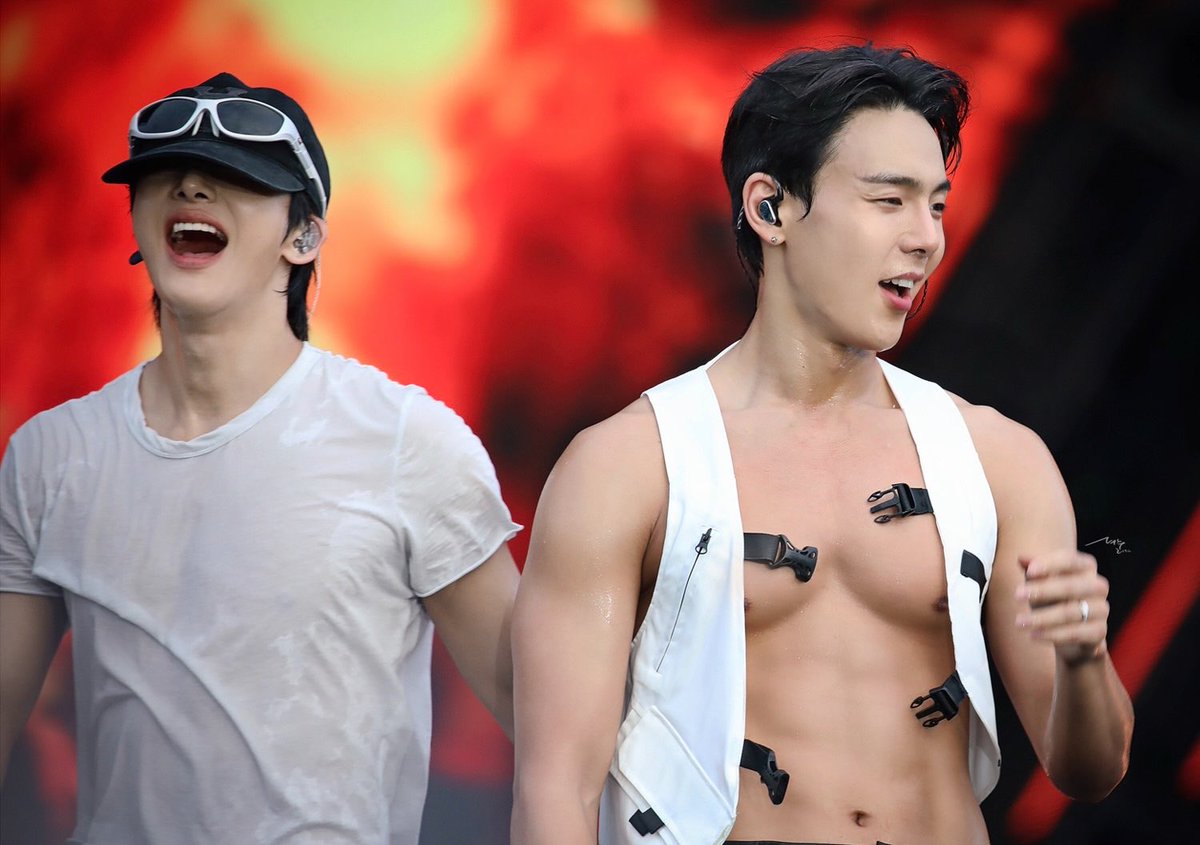 shownu_leader's tweet photo. 260725 #셔누 #형원 
#MONSTAX WATERBOMB😛 https://t.co/eSR7cIsczx