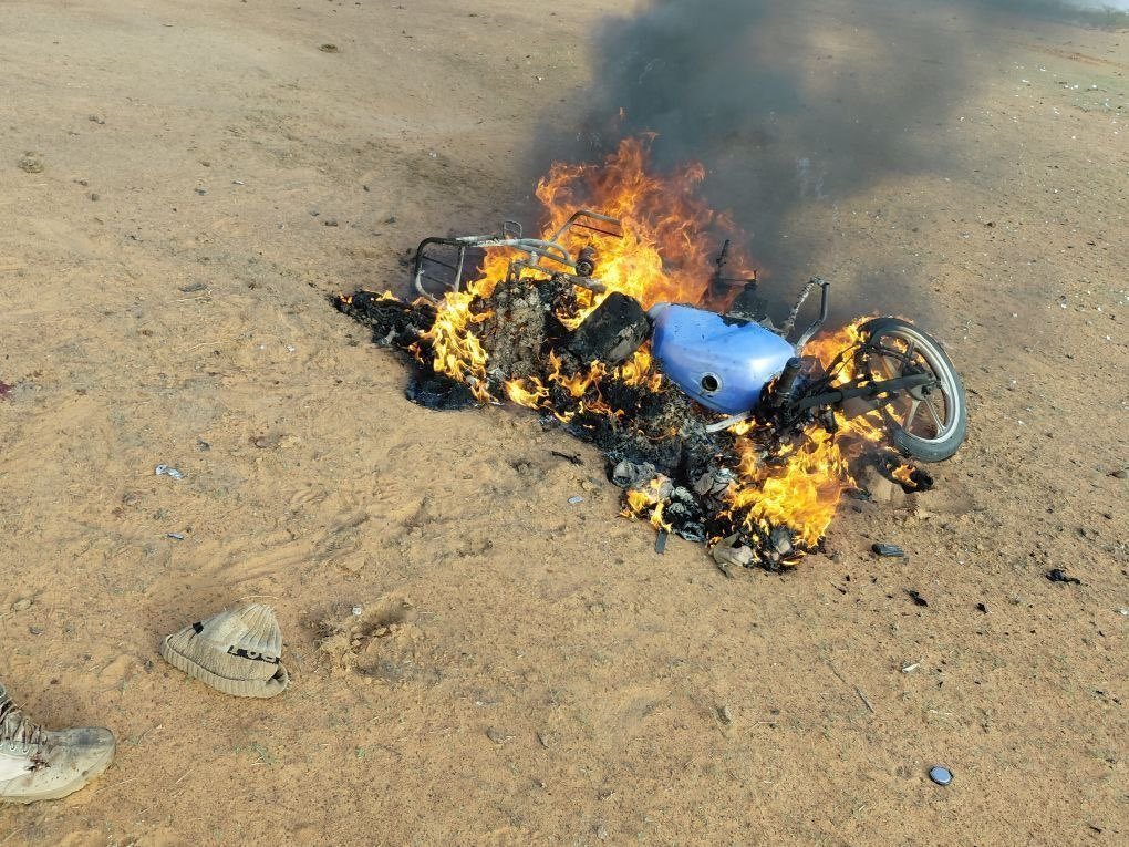 Madison11778279's tweet photo. Élimination de deux terroristes de la coalition FLA et JNIM*, déplaçant sur une moto. L'équipe de drone FPV  a endommagé le pick-up, et les terroristes ont été blessés. Après refus de se rendre, les terroristes ont été éliminés lors d'un affrontement en armes à feu https://t.co/Iv6c6bmnl4