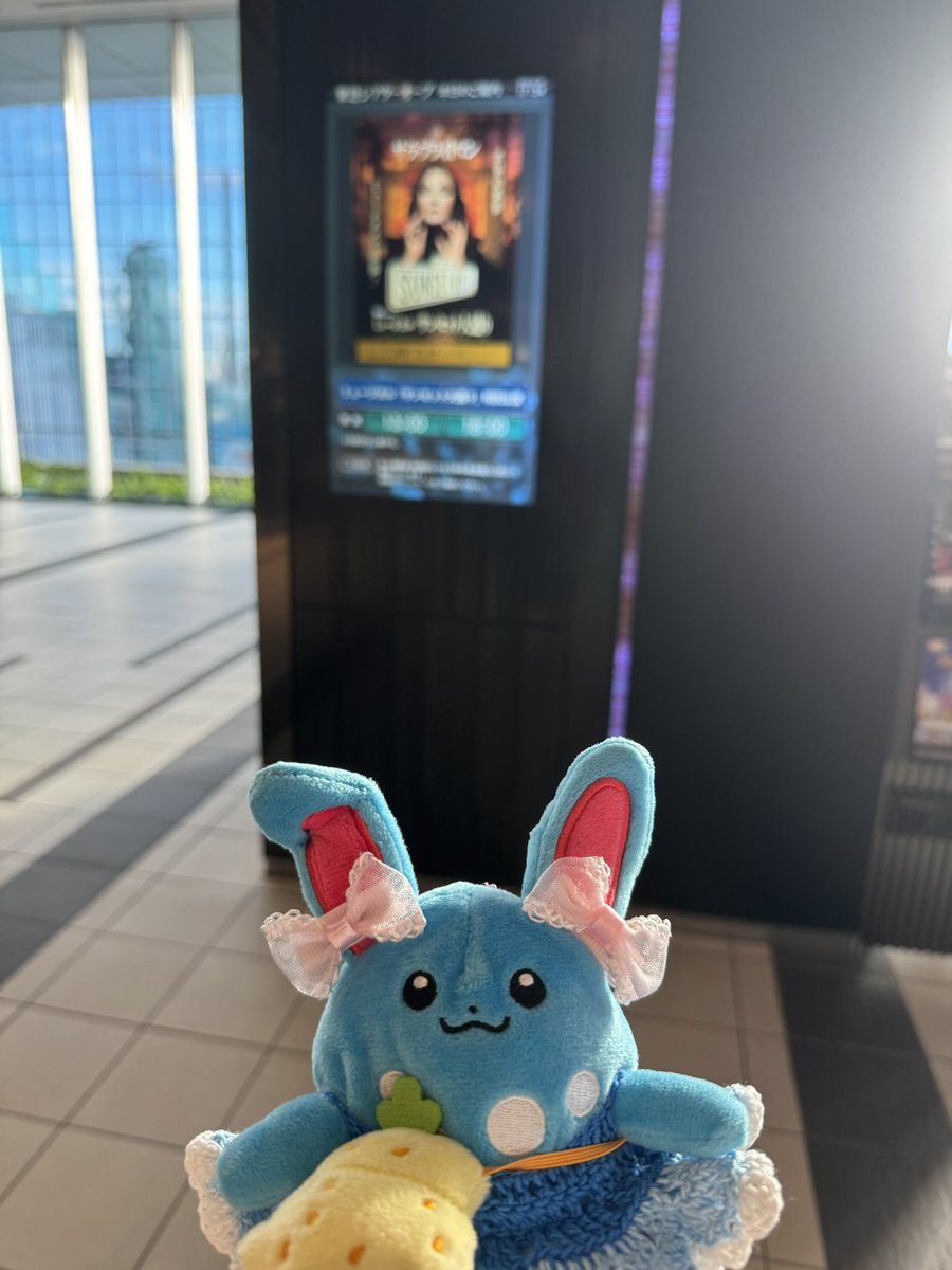 kanata72722's tweet photo. ミュージカル見てきた！

これは休憩の時に食べた軽食を食べようとする友達！

ドーナツは半分こだよ〜🥰
#ポケモンfit https://t.co/LhEQAZcGVW