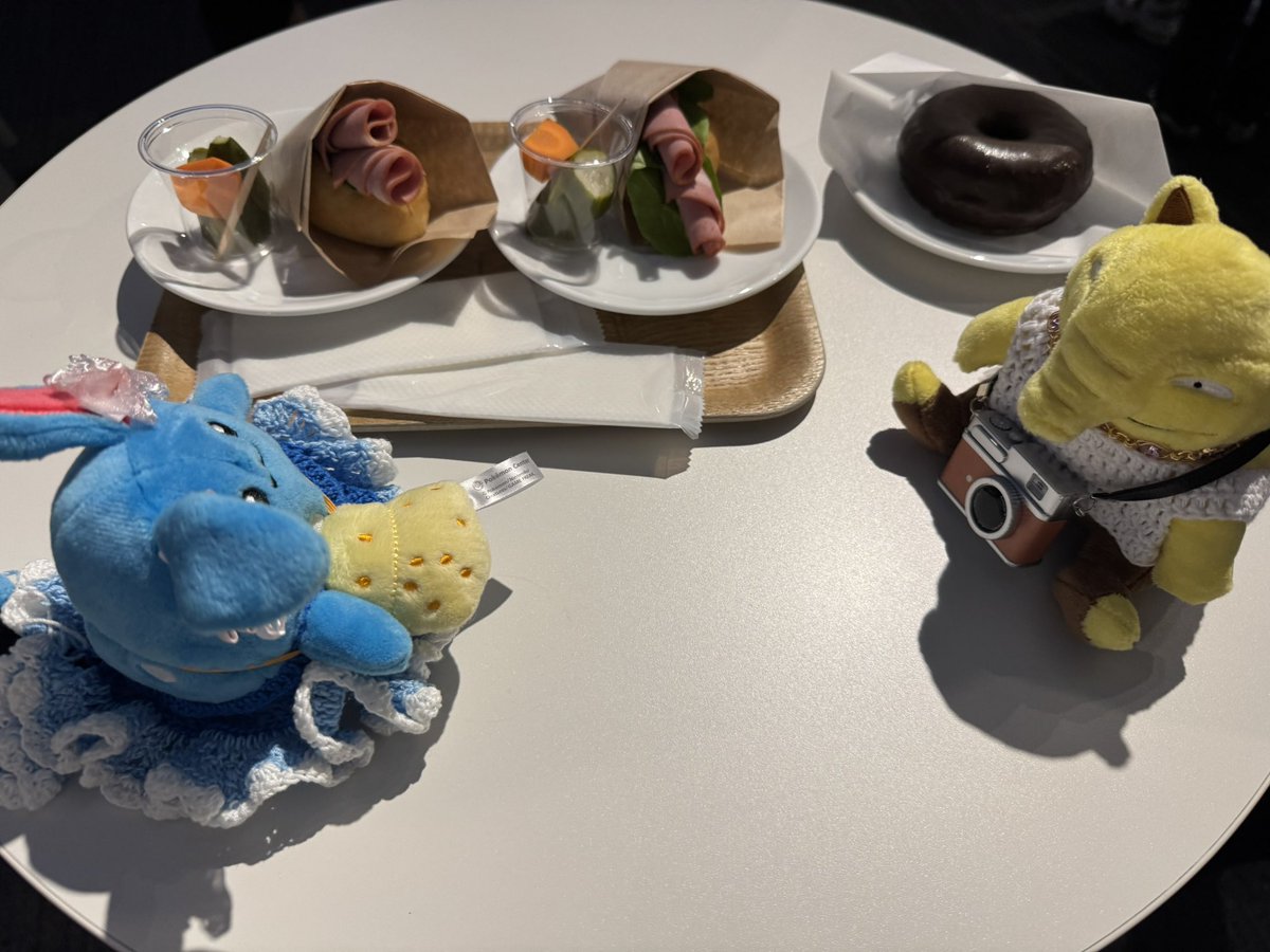 kanata72722's tweet photo. ミュージカル見てきた！

これは休憩の時に食べた軽食を食べようとする友達！

ドーナツは半分こだよ〜🥰
#ポケモンfit https://t.co/LhEQAZcGVW