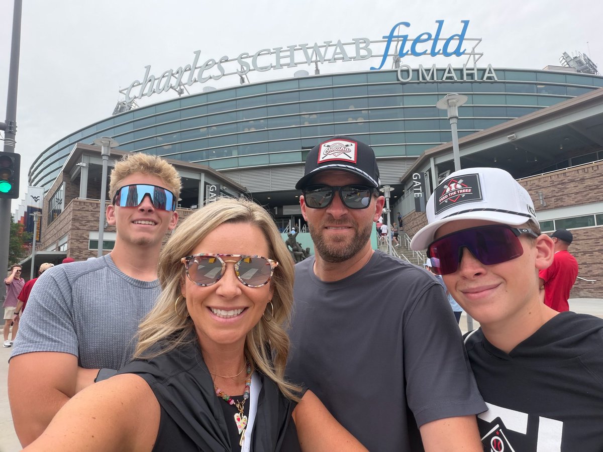 detigers11's tweet photo. Happy Birthday to an awesome wife and mom!!! We love you @tabithamarieev1 https://t.co/jUvXIIOK5j