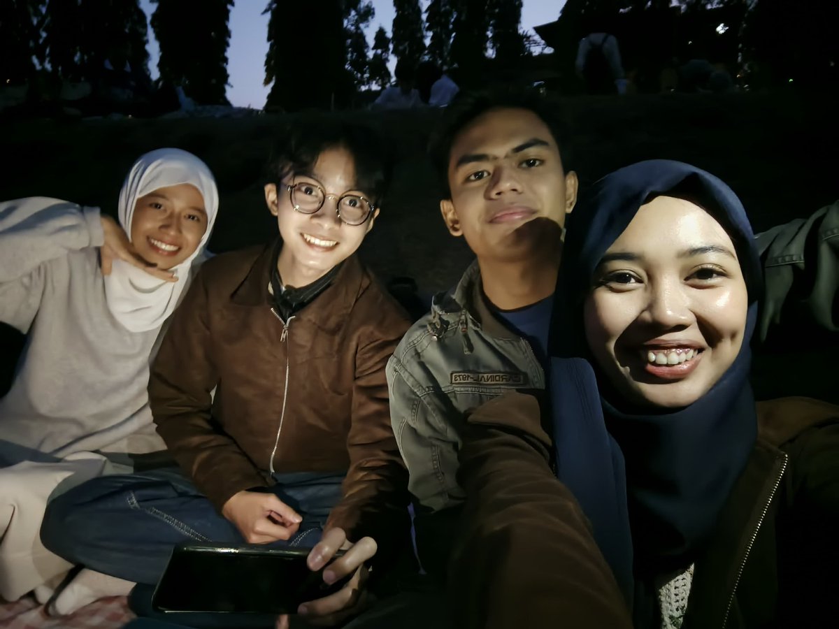 pengejardline's tweet photo. see u again, guys (maybe)...?

love u sm @xzshdja_ https://t.co/W7I15WArYC