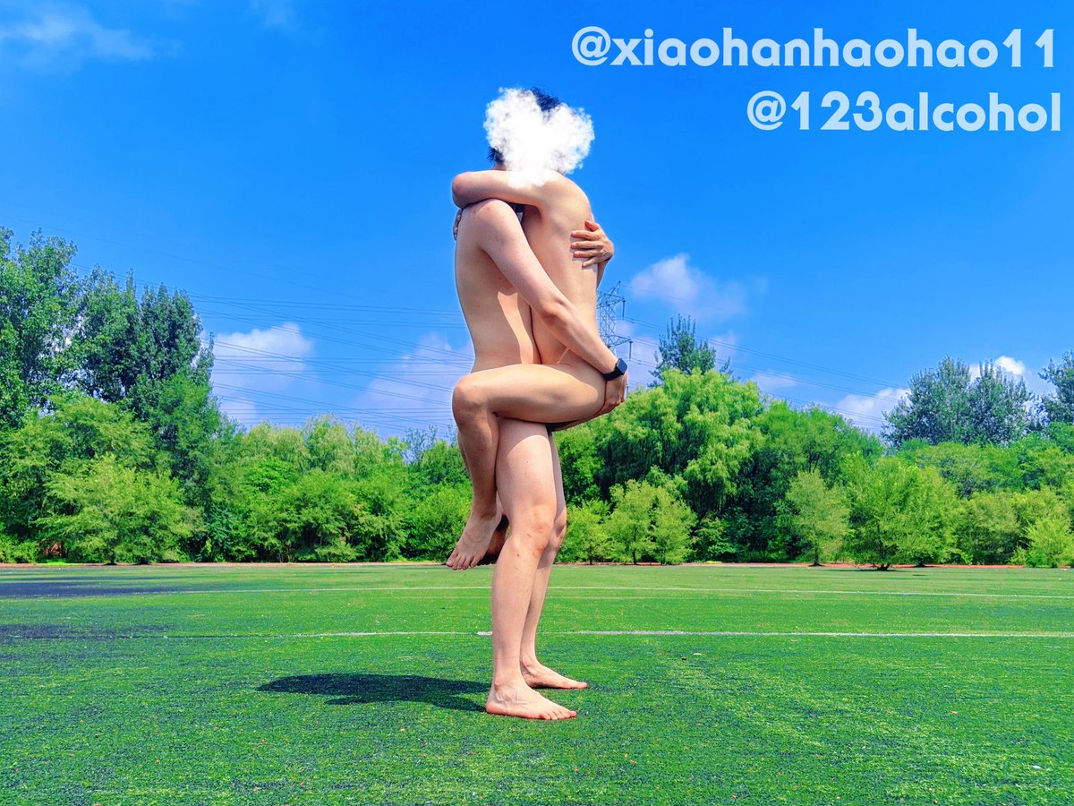 123alcohol's tweet photo. 终于和@xiaohanhaohao11 昊昊老师面基成功！！感谢昊昊老师带飞！！
在空无一人的操场上褪去衣物，恣意享受阳光与汗水，非常难忘的体验～～ https://t.co/iu2ucO02CL